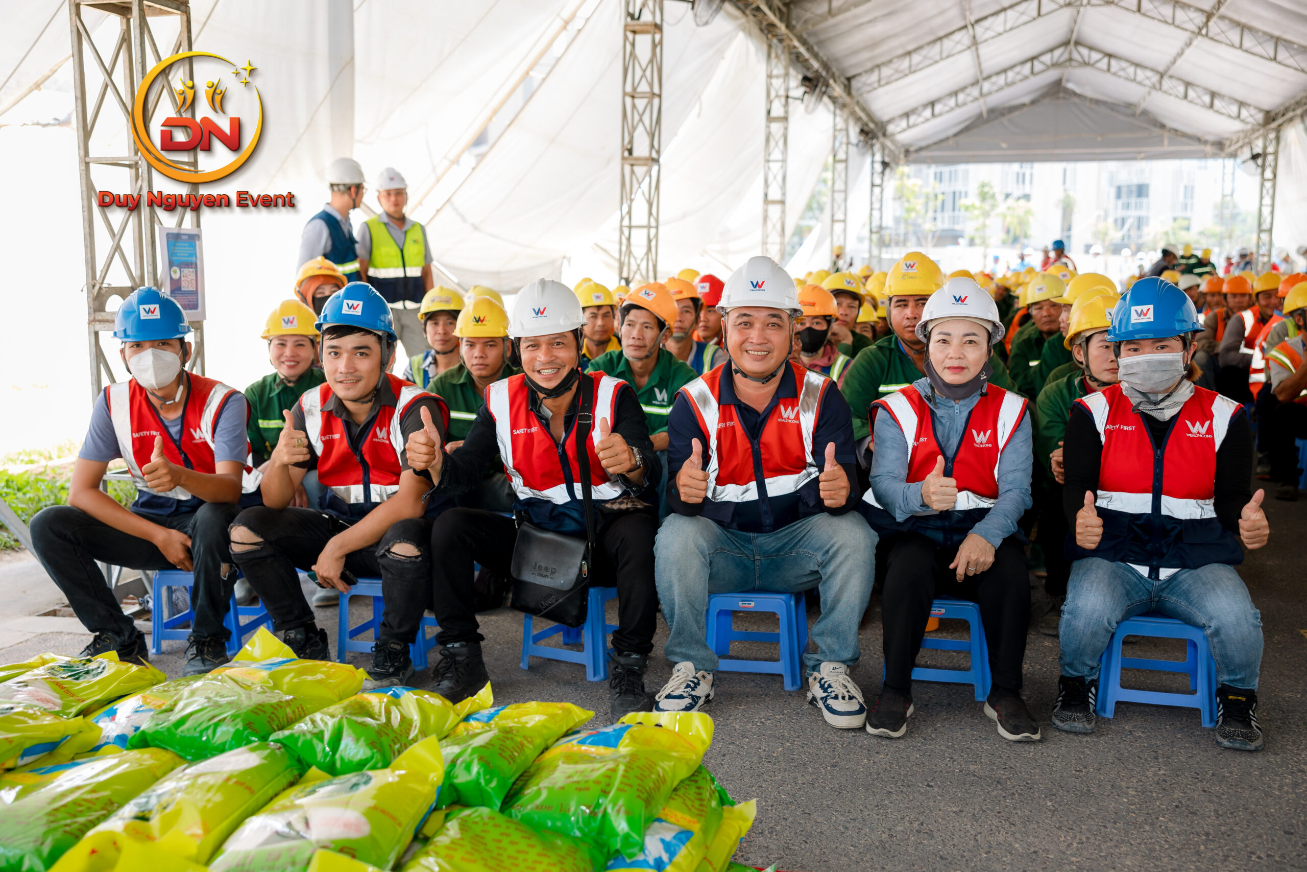 Một chuỗi khẩu hiệu đơn giản, dễ nhớ nhưng lại chạm đến trái tim của từng người có mặt Một chuỗi khẩu hiệu đơn giản, dễ nhớ nhưng lại chạm đến trái tim của từng người có mặt