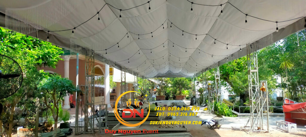 Khung rạp đám cười trong quá trình trang trí
