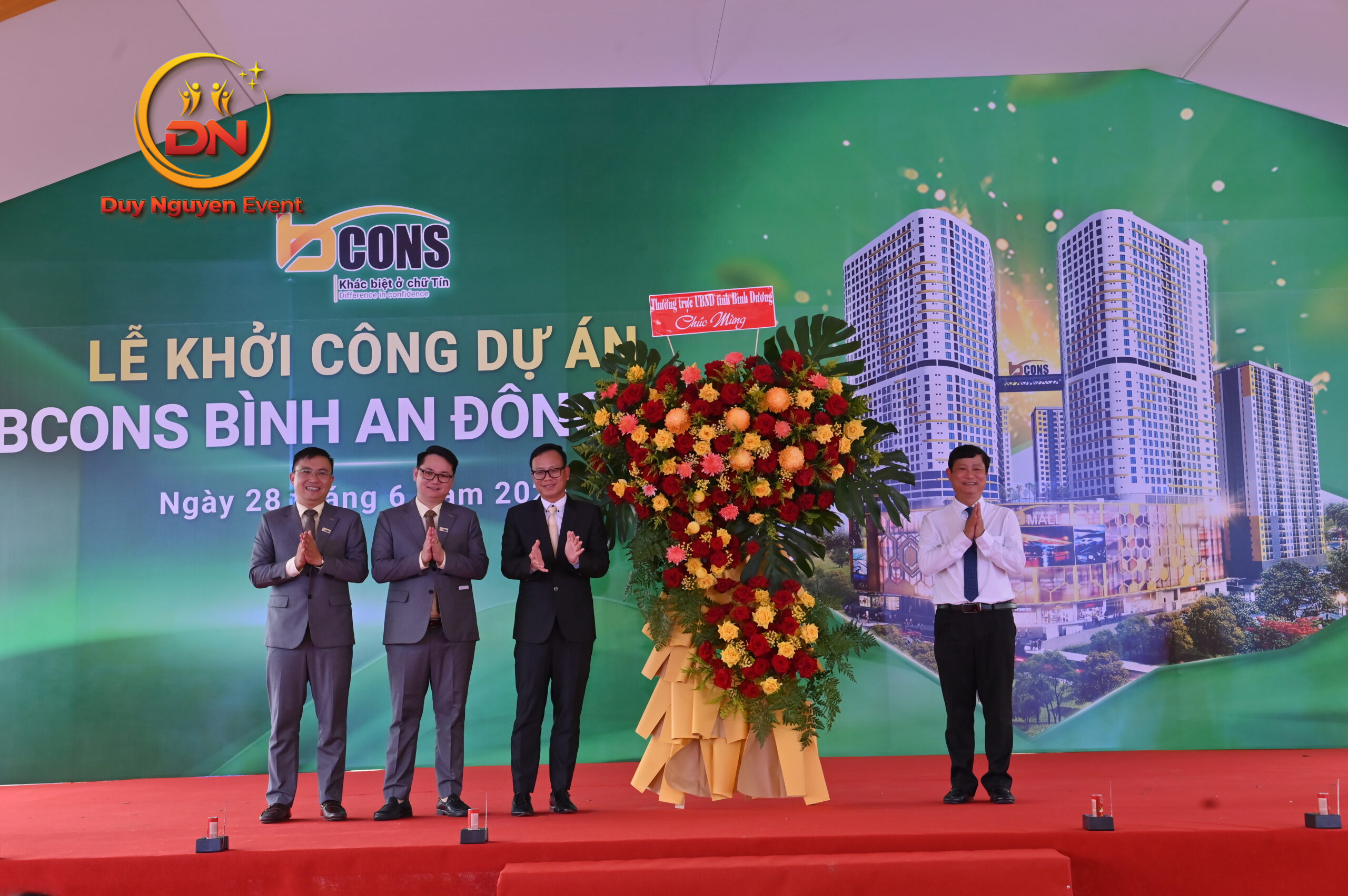 Đội ngũ nhân sự chuyên nghiệp của Sự Kiện Duy Nguyễn đang điều phối lễ động thổ