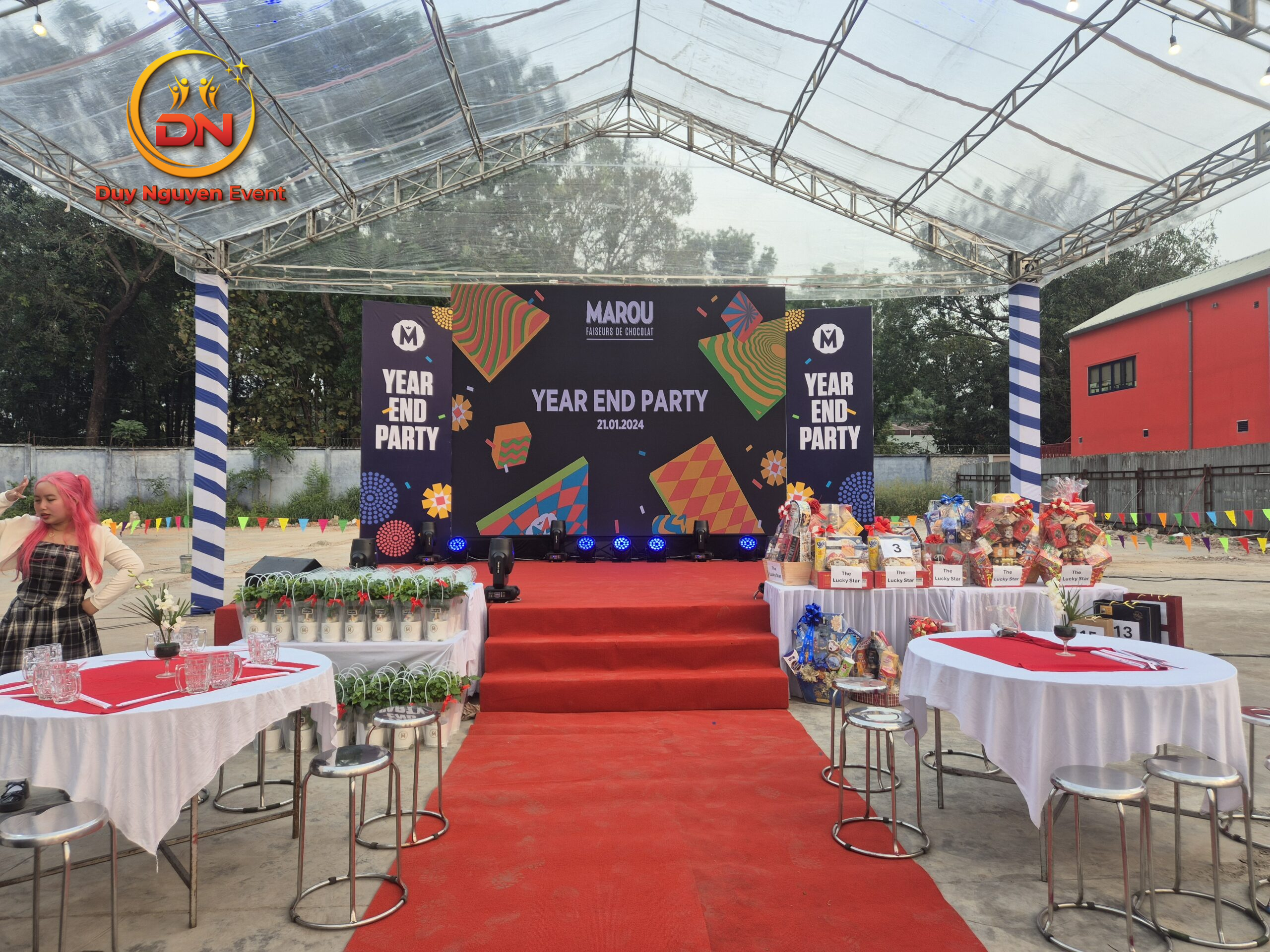 Hình ảnh thi công backdrop sự kiện ngoài trời tại trung tâm TP.HCM