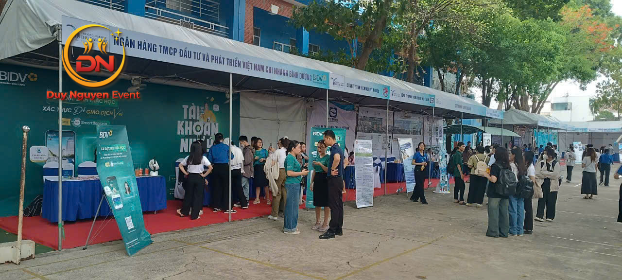 Không gian hội chợ nổi bật với gian hàng khung sắt chắc chắn