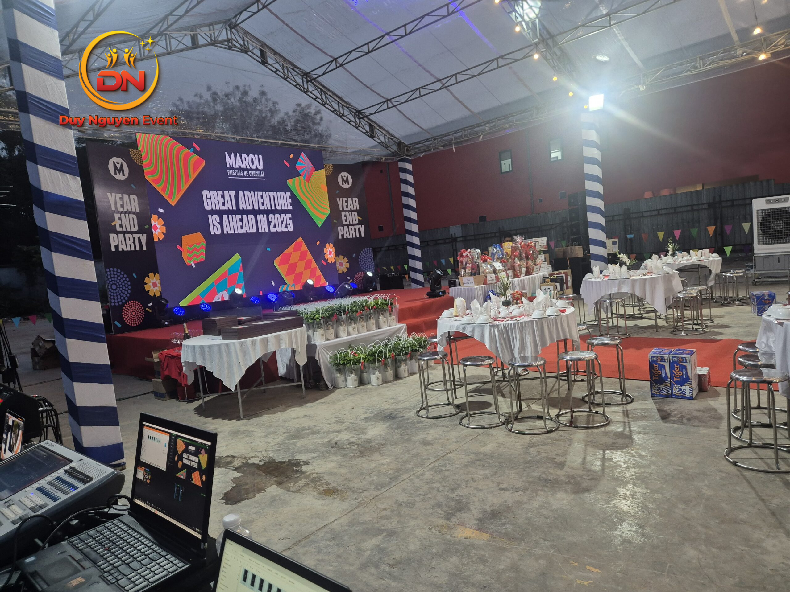 Khung backdrop in logo thương hiệu cho hội thảo tại Quận 1