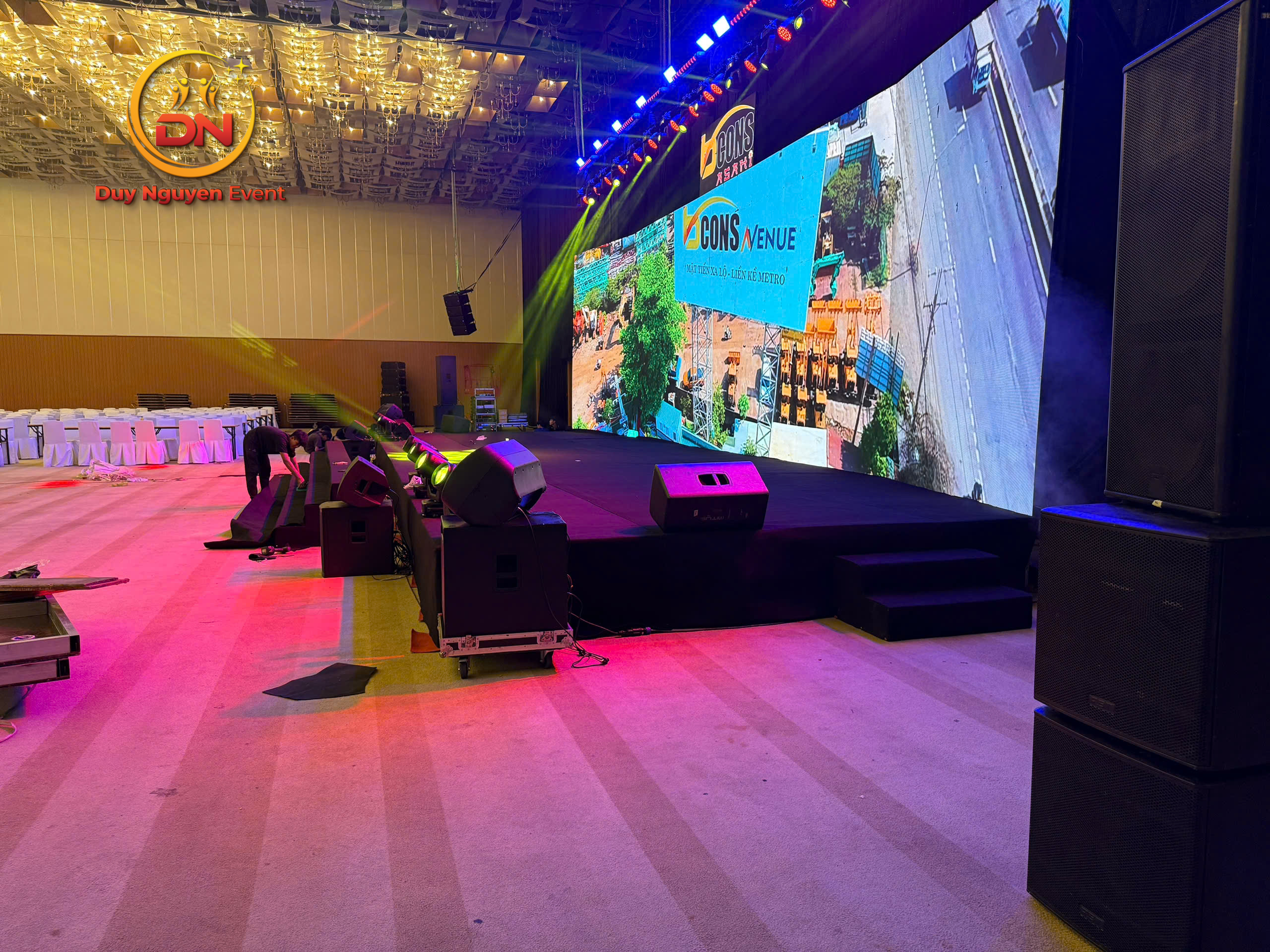 Cho thuê sân khấu tại Quận 4 trọn gói bao gồm màn hình LED và ánh sáng hiện đại.