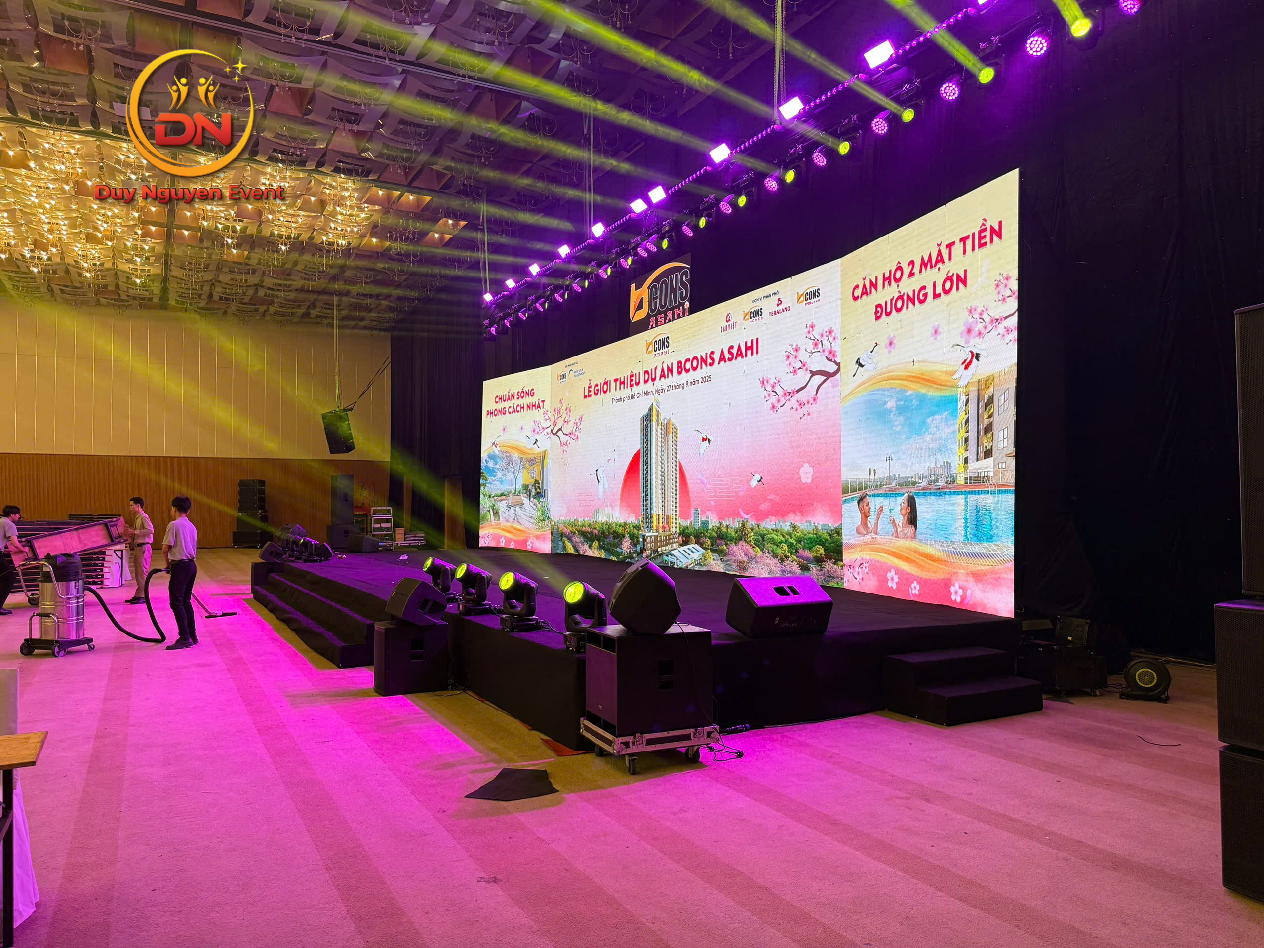 Sân khấu hội nghị trang trọng tại Trung tâm Hội nghị Thành phố Dĩ An