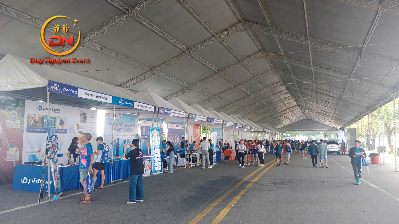 Gian hàng trưng bày sự kiện quận 3 bằng khung truss nhôm hiện đại, chuyên nghiệp.