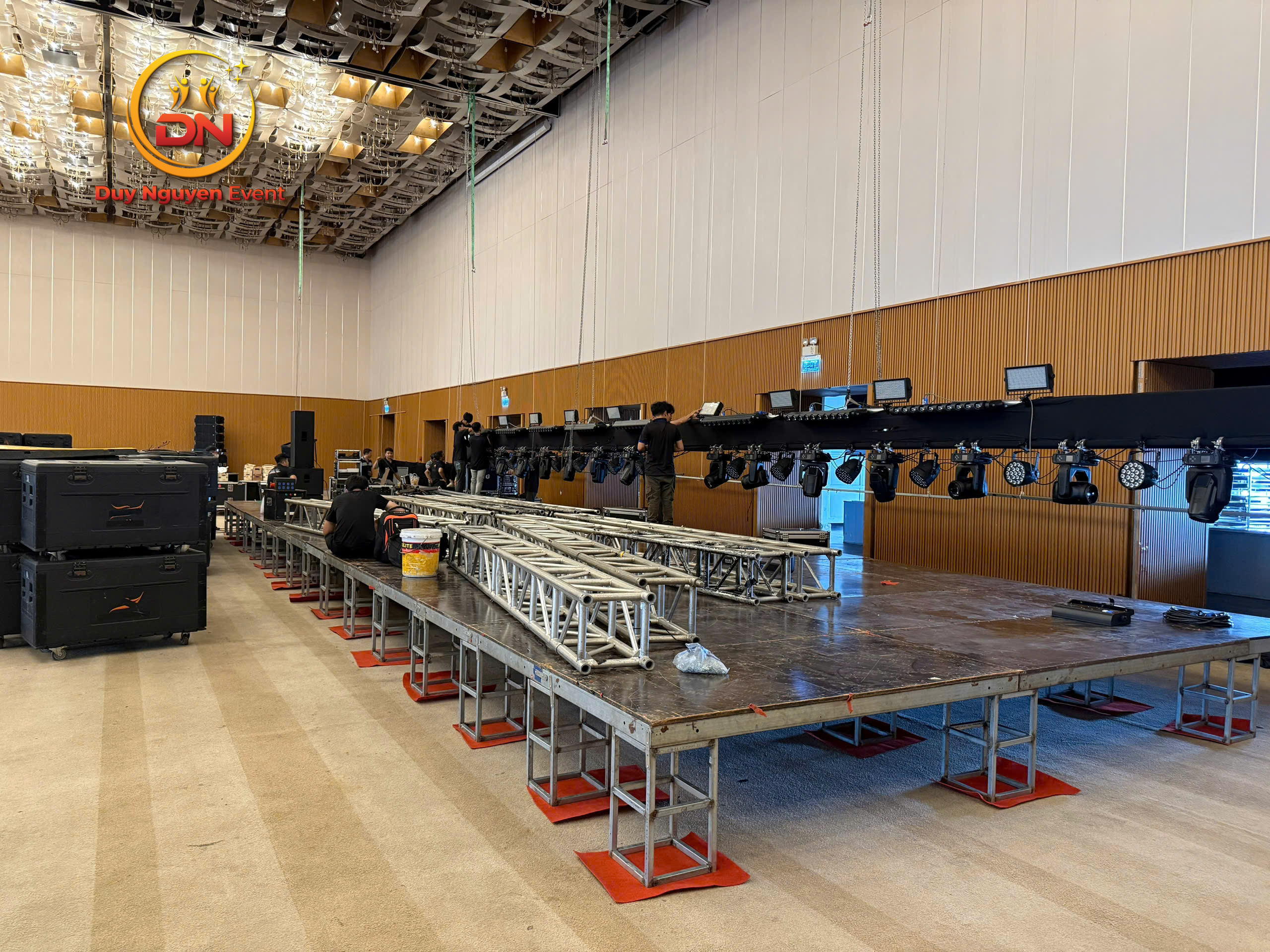 Kết cấu sân khấu an toàn, khung sắt chịu lực của Sự Kiện Duy Nguyễn.