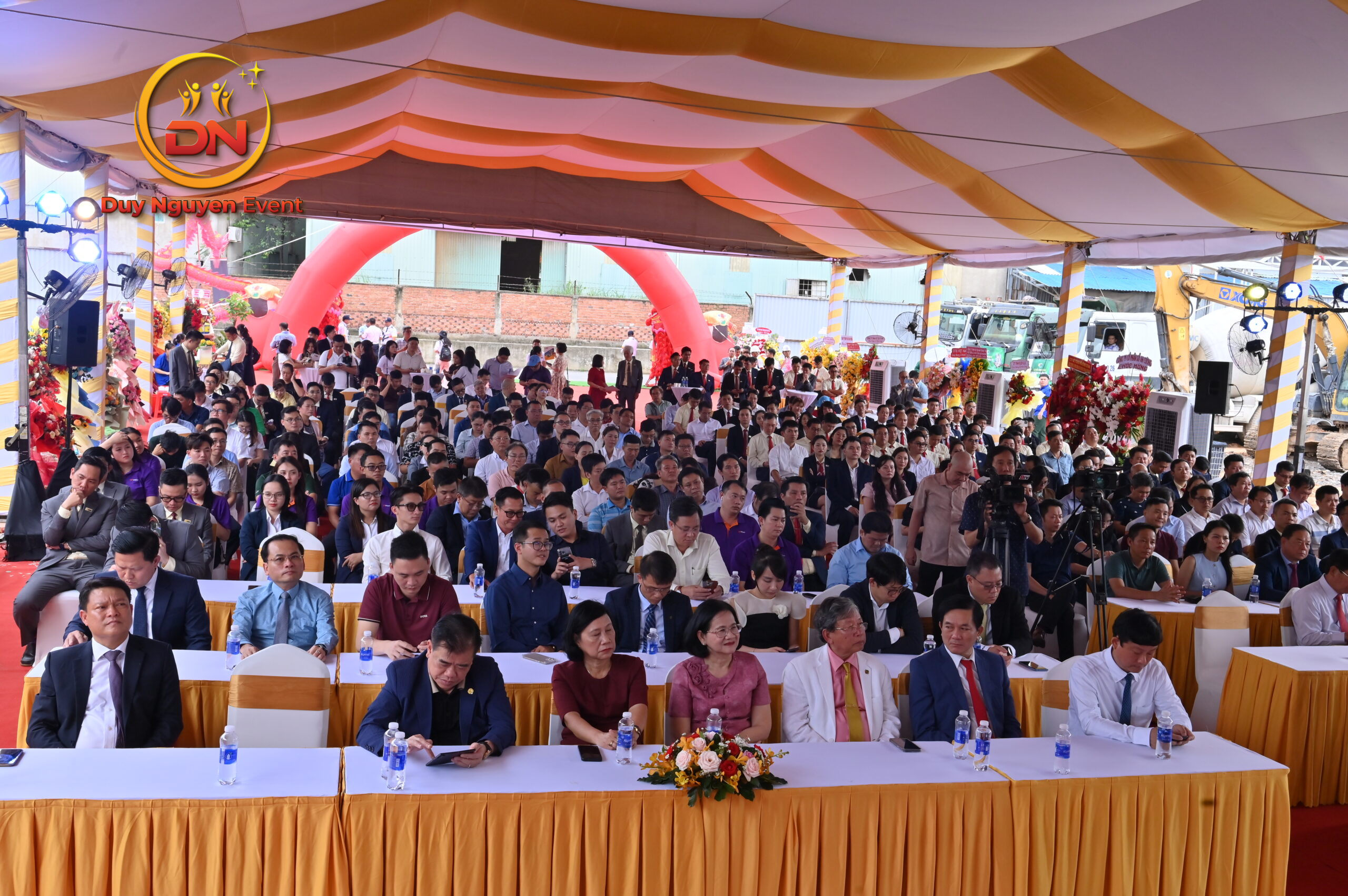 Không gian sự kiện đẳng cấp bên trong nhà bạt không gian với đầy đủ sàn, thảm, máy lạnh.
