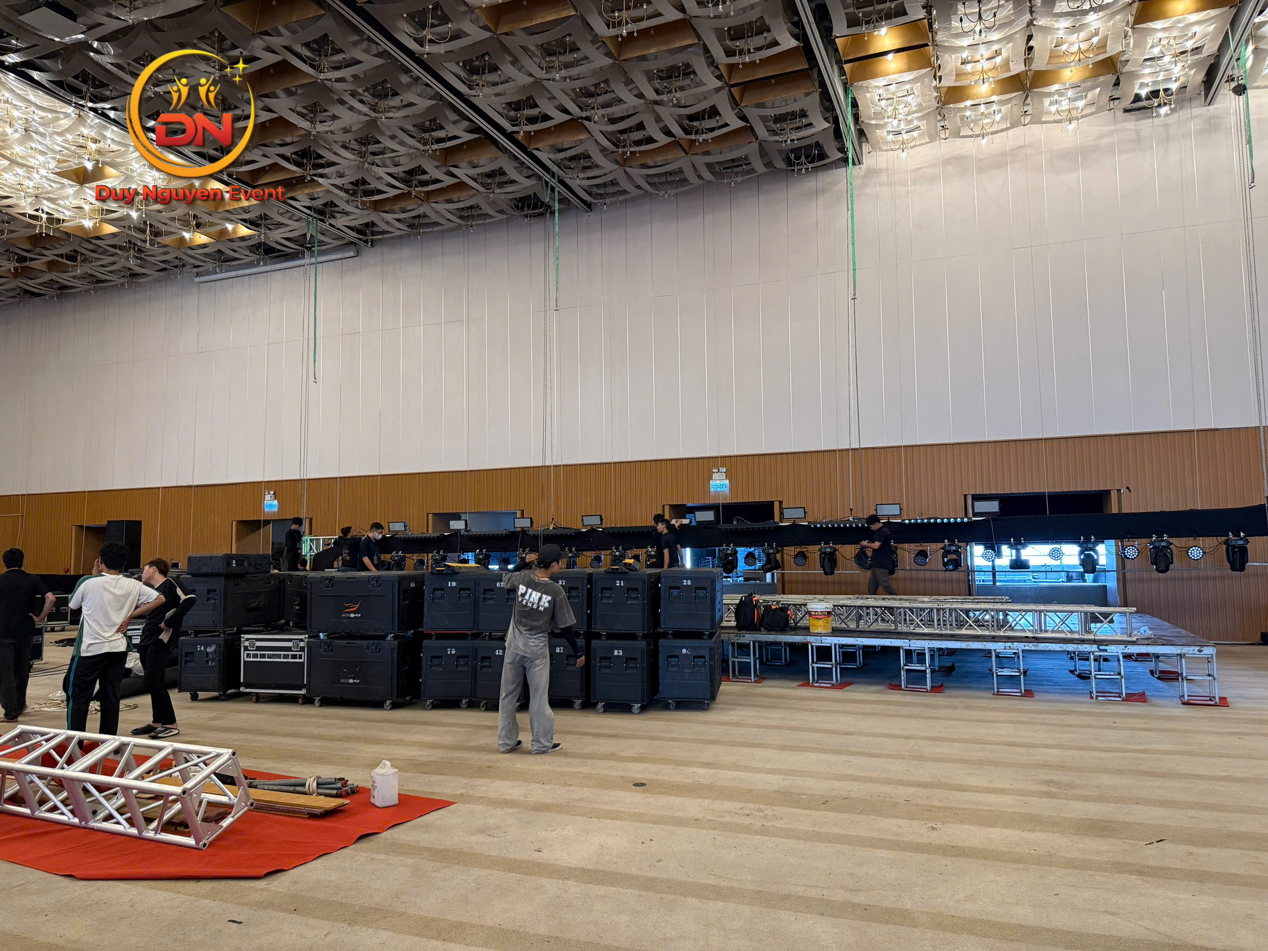 Kỹ thuật viên Duy Nguyễn đang kiểm tra độ an toàn của sân khấu