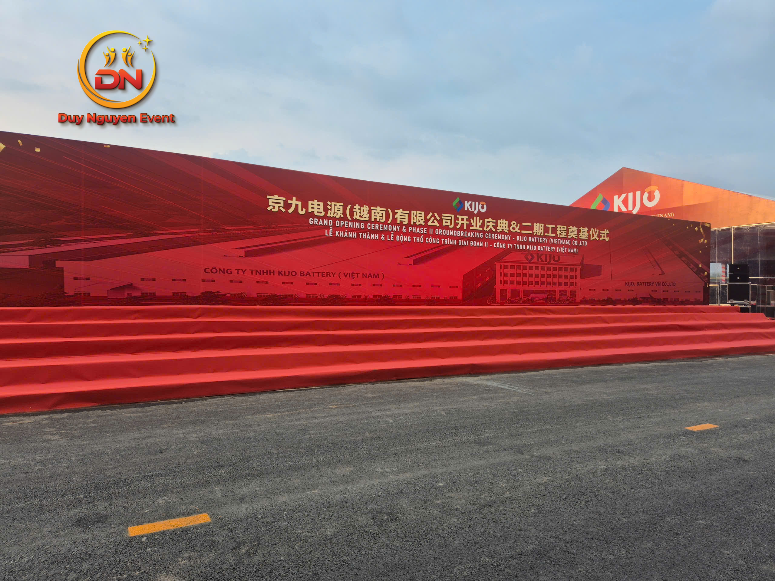 Lắp đặt sân khấu ngoài trời cho Lễ khởi công nhà máy tại KCN Sóng Thần