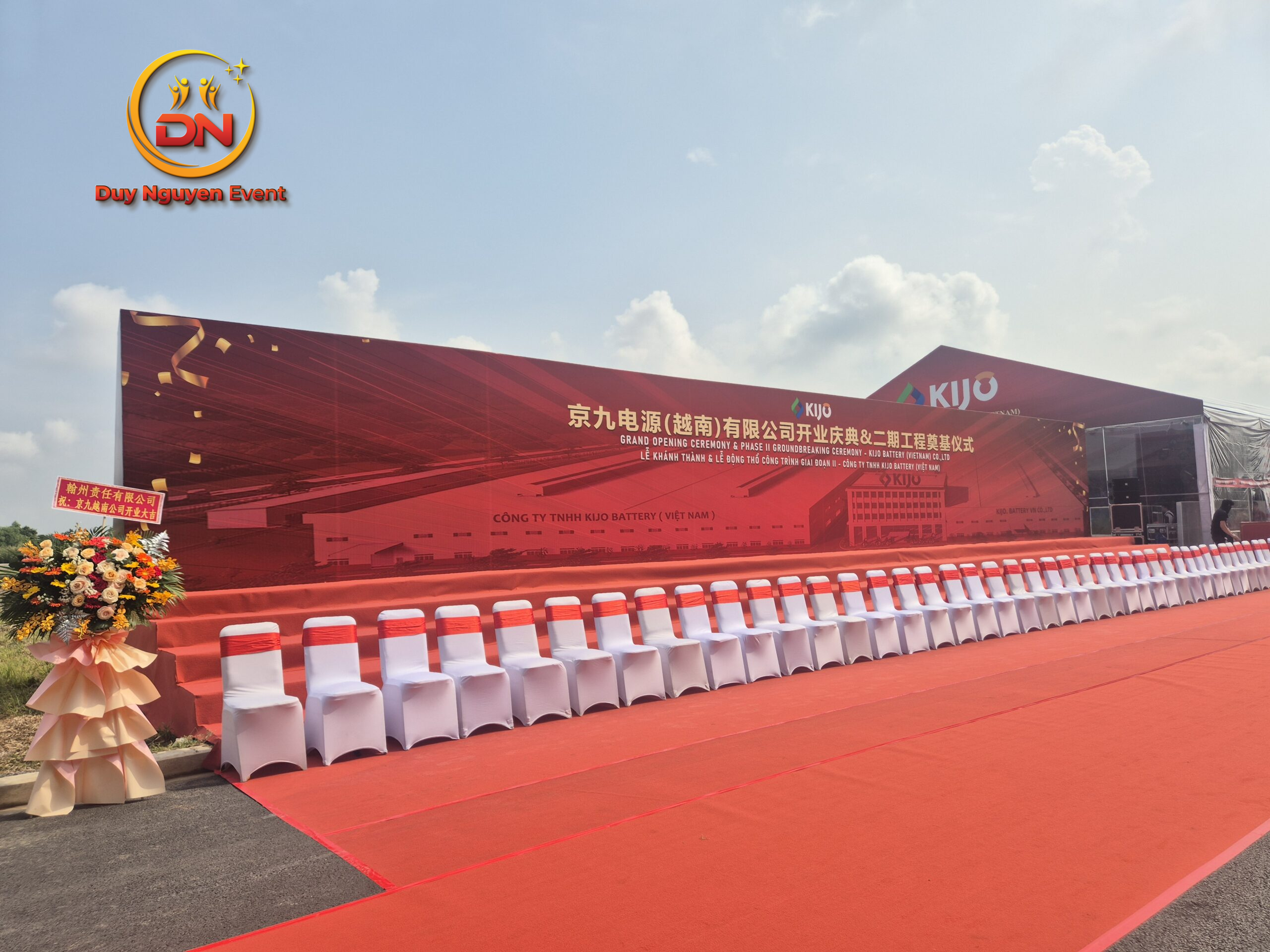 Đội ngũ Sự Kiện Duy Nguyễn thi công backdrop linh hoạt tại hẻm nhỏ Quận 4