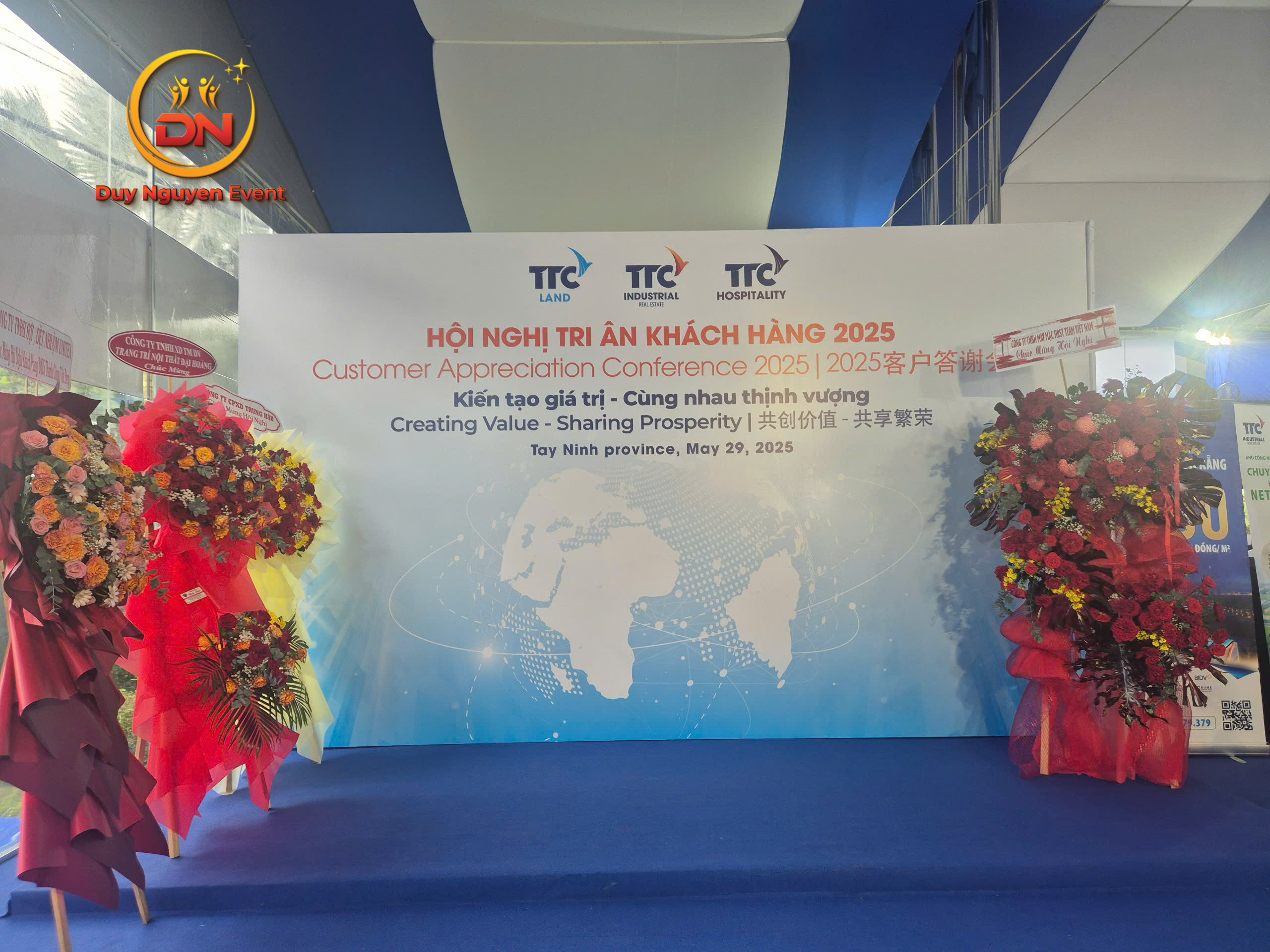 Cho thuê backdrop khung inox cao cấp tại TP.HCM