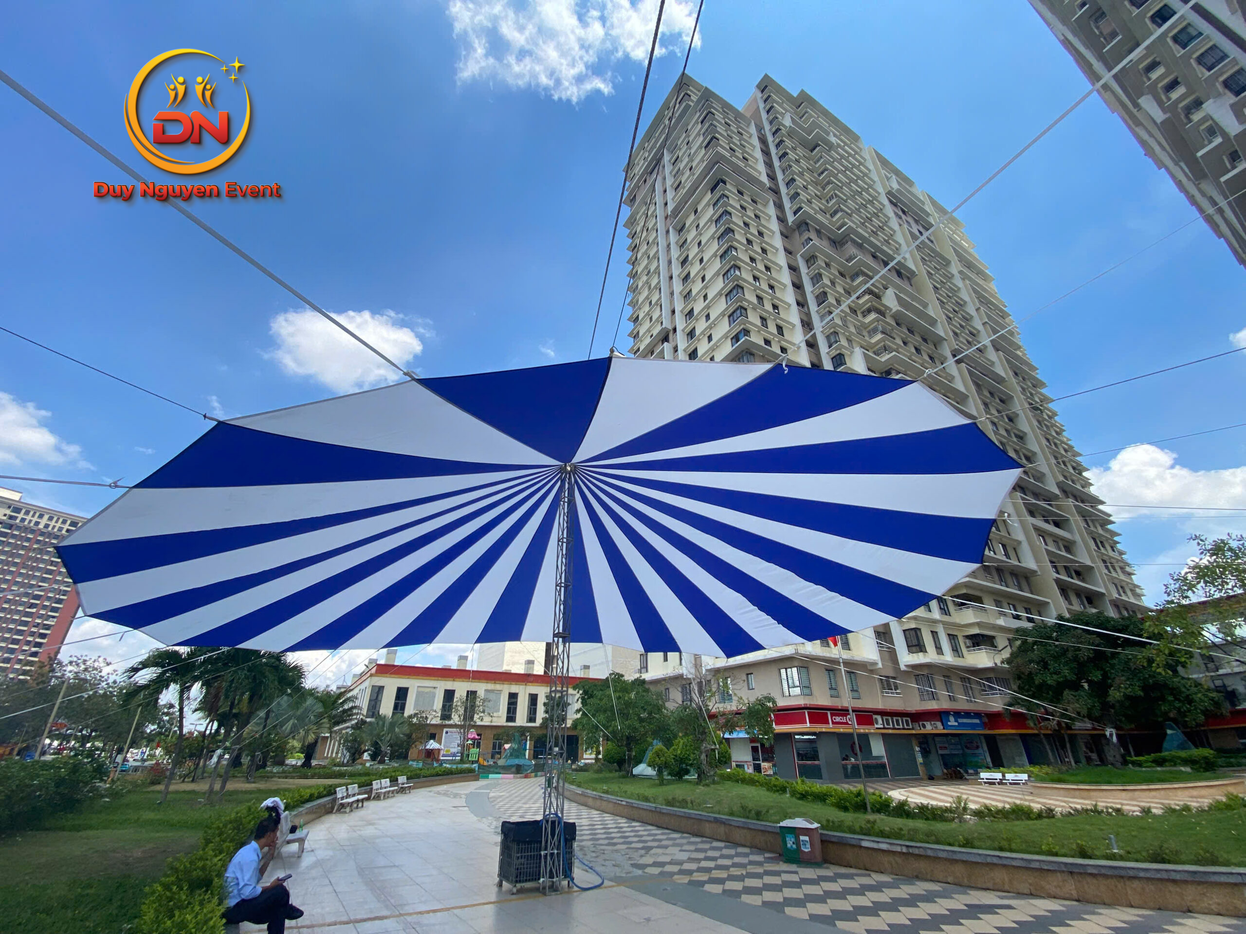 Lắp đặt dù che tròn lớn 20m cho sự kiện trường học tại Quận 6.