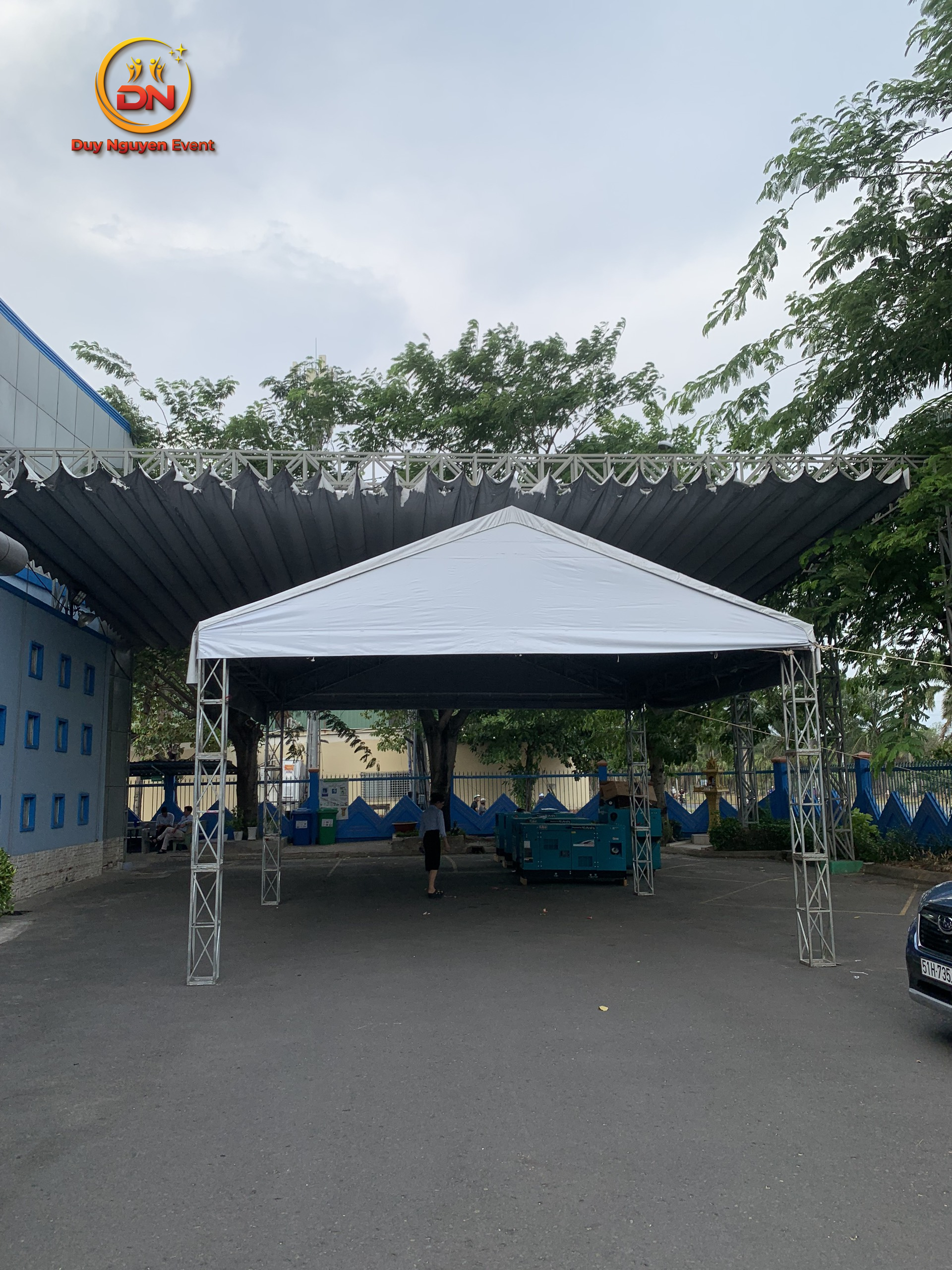 Đội ngũ Duy Nguyễn lắp đặt nhà bạt sự kiện cho lễ khai trương ở Quận 6