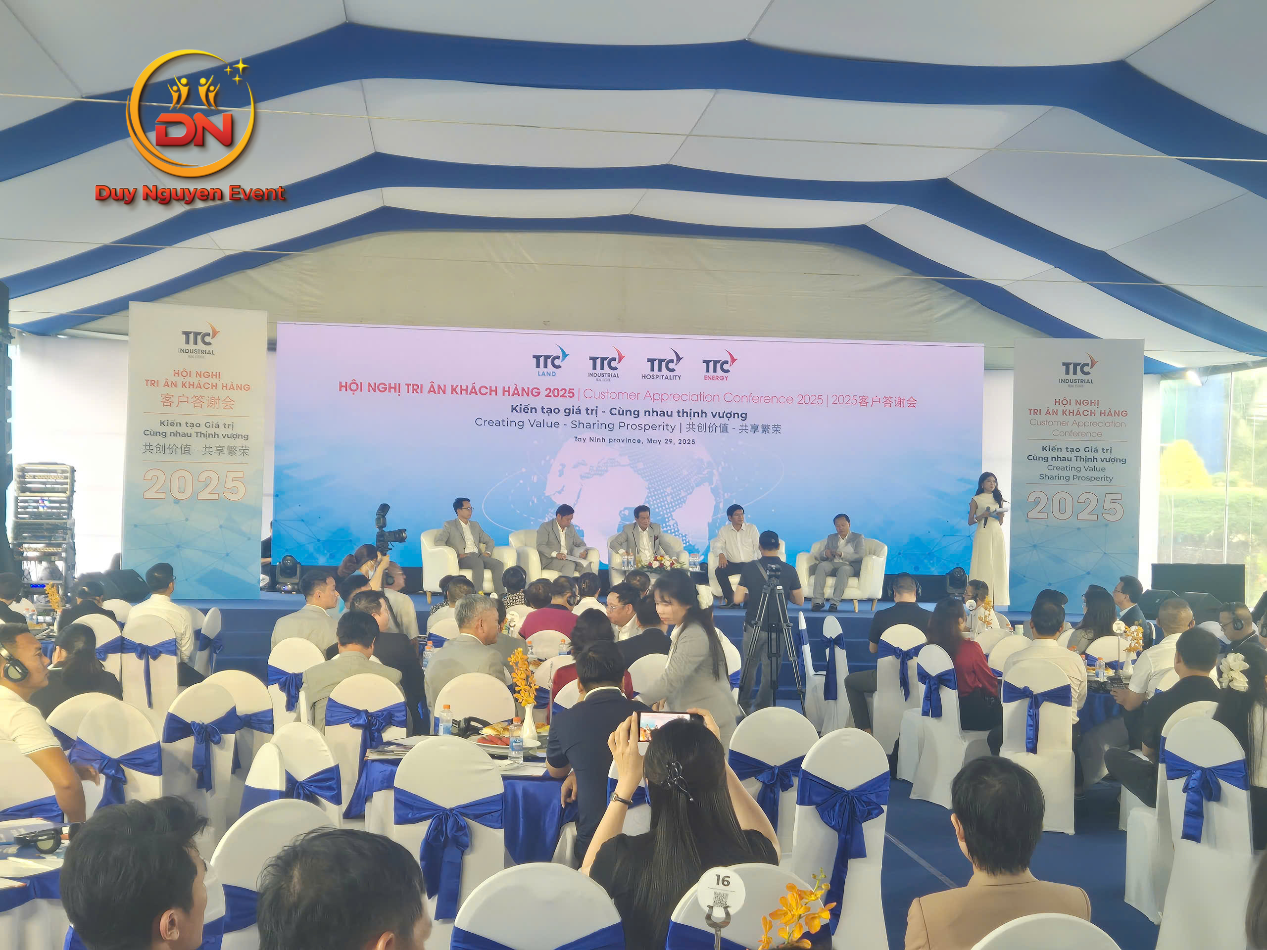 Buổi tiệc liên hoan công ty dưới mái bạt lớn