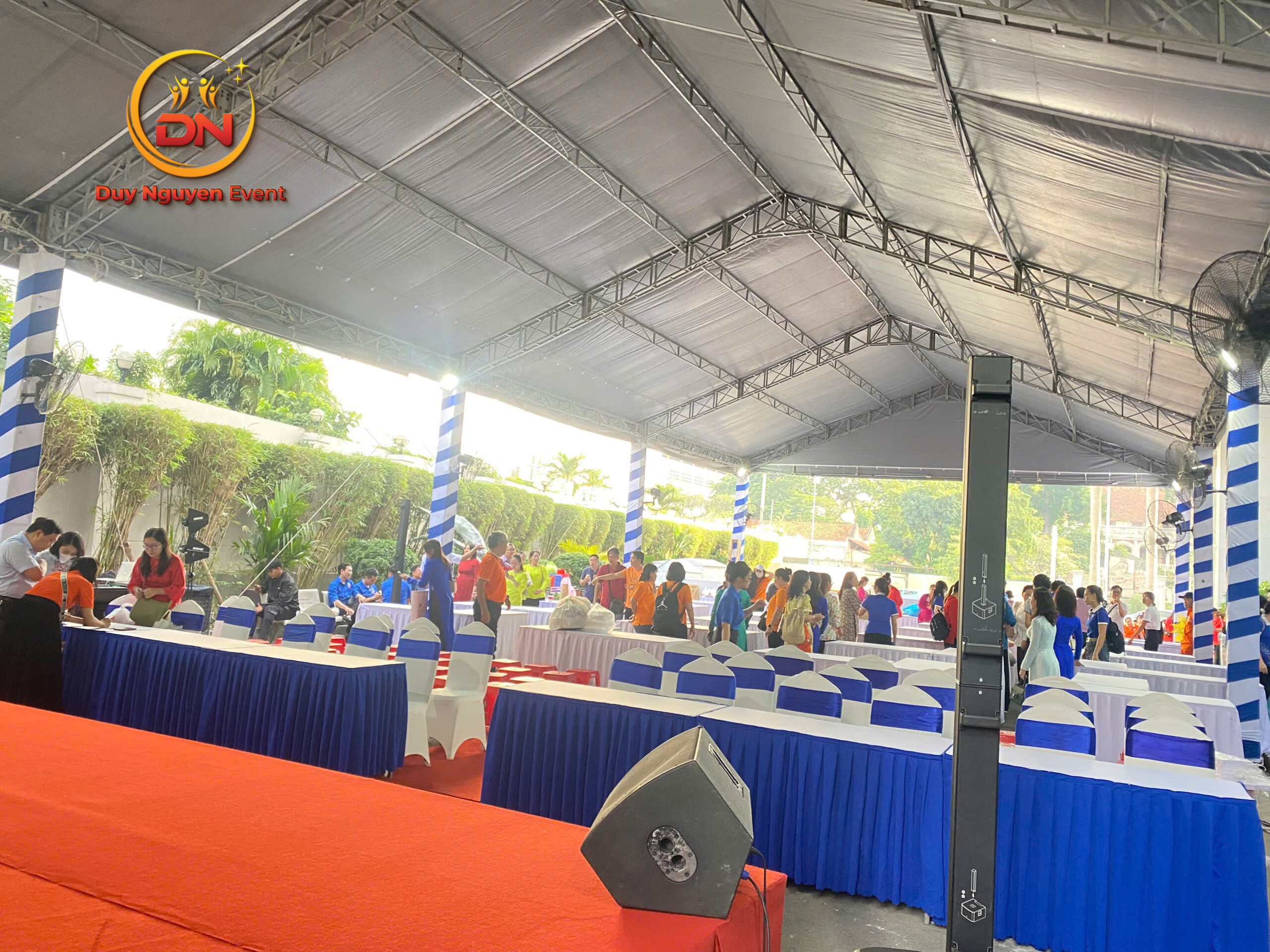 Nhà bạt kèm theo bàn ghế, sân khấu được set up đồng bộ