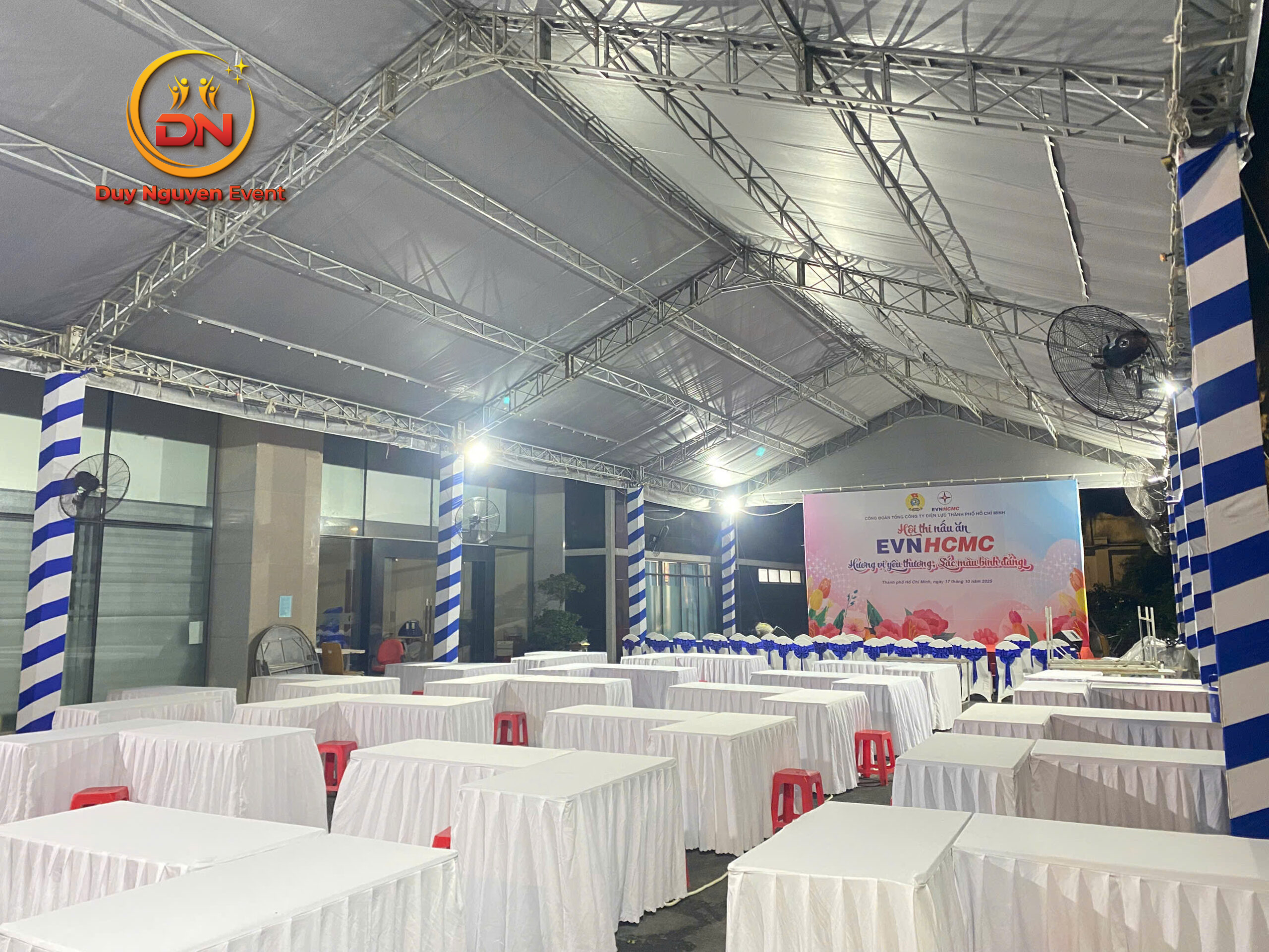 Cận cảnh kết cấu khung giàn truss của nhà bạt không gian đang được lắp đặt