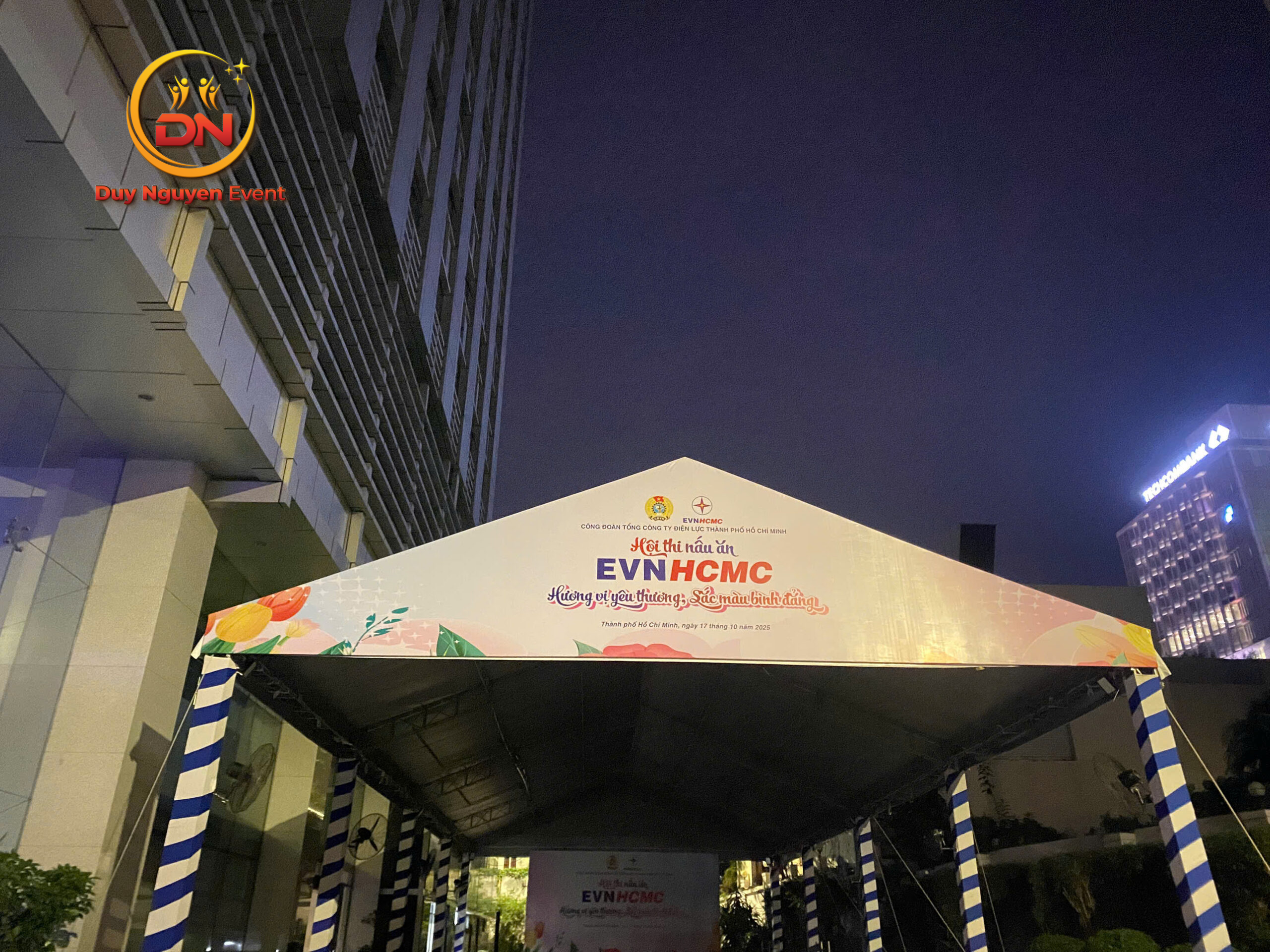 Ảnh đội ngũ Duy Nguyễn đang vận chuyển thủ công các thanh truss vào hẻm nhỏ.