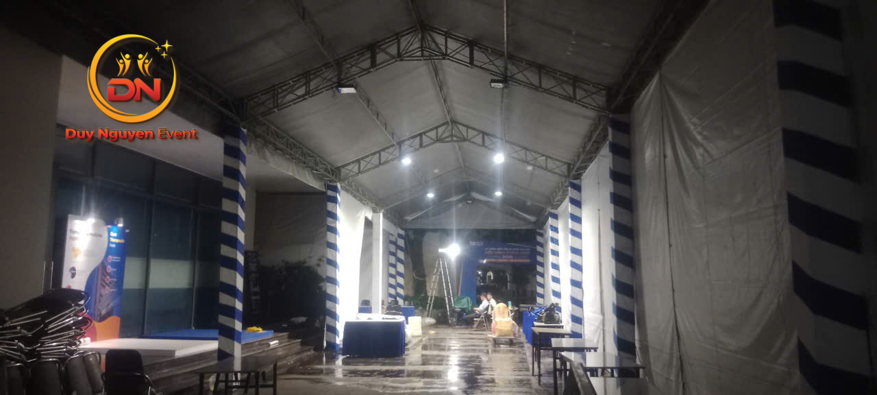 Đội ngũ Sự Kiện Duy Nguyễn đang lắp đặt nhà bạt không gian tại Quận 11