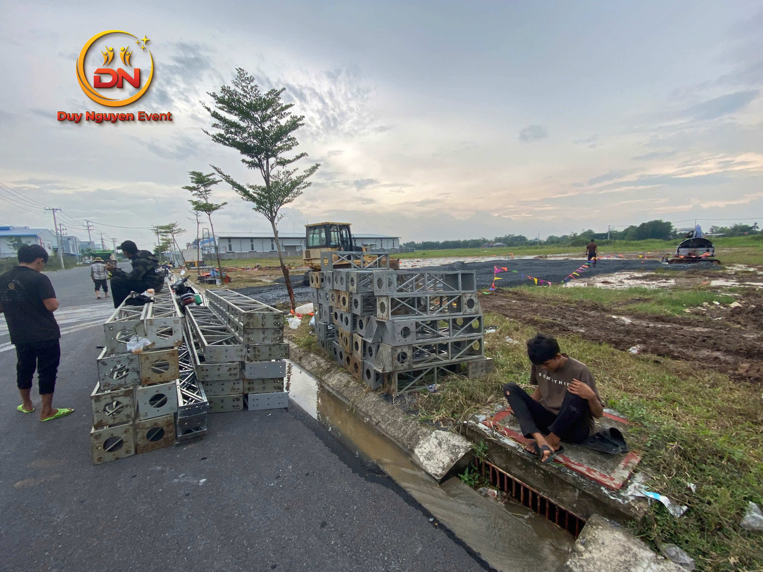 Lắp đặt sàn pallet chống ngập cho nhà bạt sự kiện.