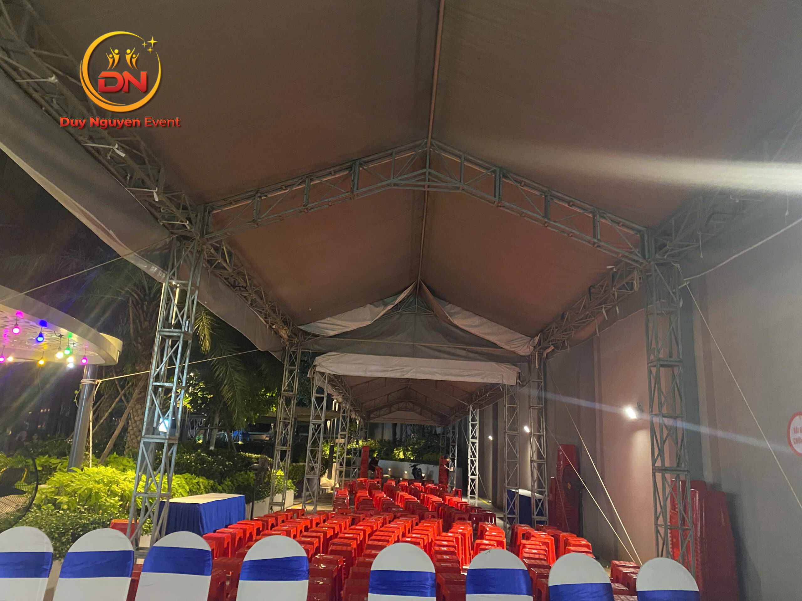 Không gian bên trong nhà bạt cho thuê được setup đầy đủ sàn, sân khấu và bàn ghế