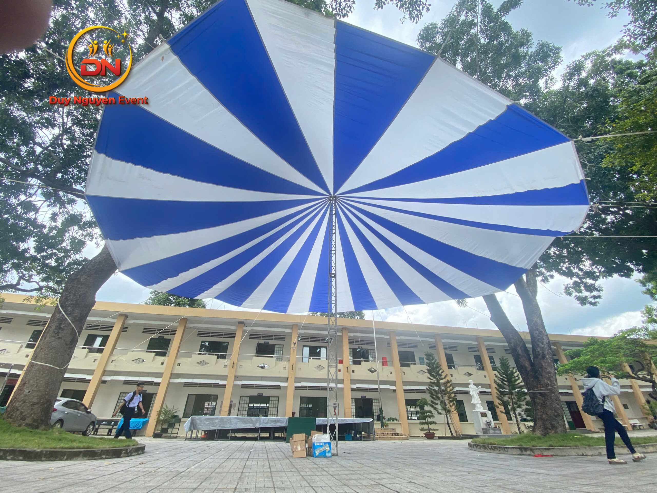 Tán dù che sự kiện ngoài trời cho thuê tại Dầu Tiếng với màu sắc rực rỡ.