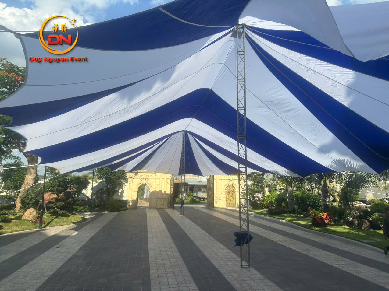 Đội ngũ kỹ thuật của Sự Kiện Duy Nguyễn đang lắp đặt dù che sự kiện tại Dầu Tiếng.