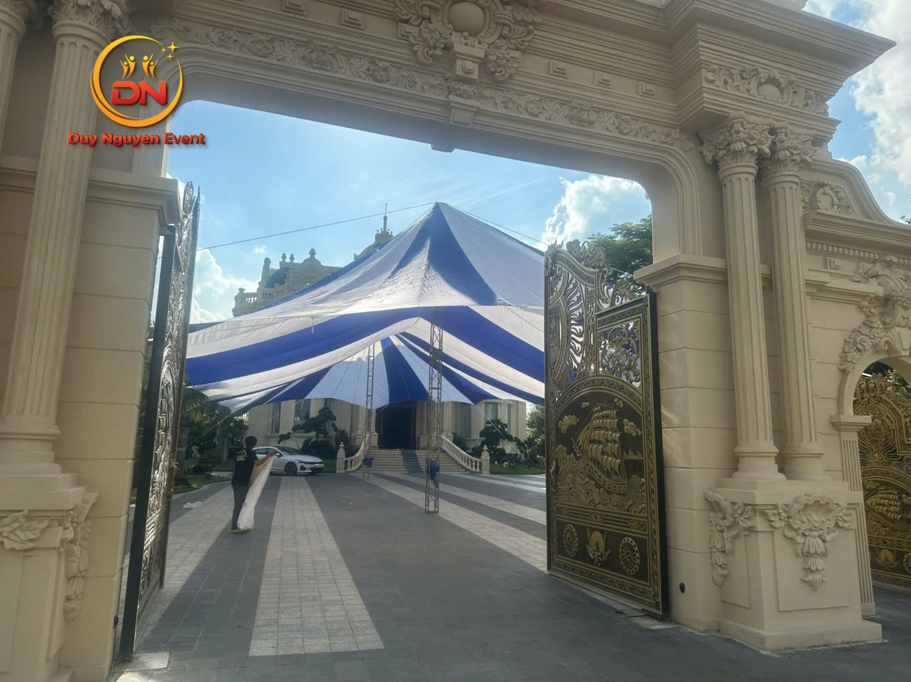 Lắp đặt dù che sự kiện tại trung tâm triển lãm WTC Expo Thành Phố Mới.