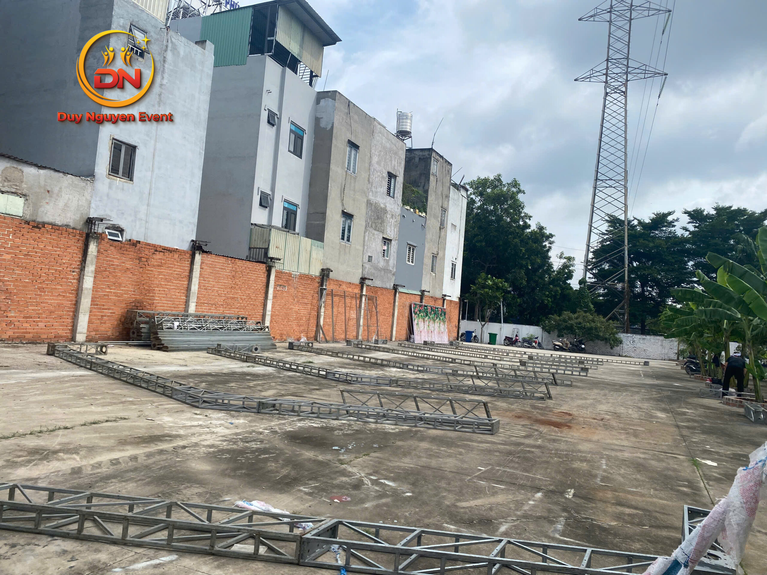Kỹ thuật viên Sự Kiện Duy Nguyễn đo đạc mặt bằng tại Cần Giờ