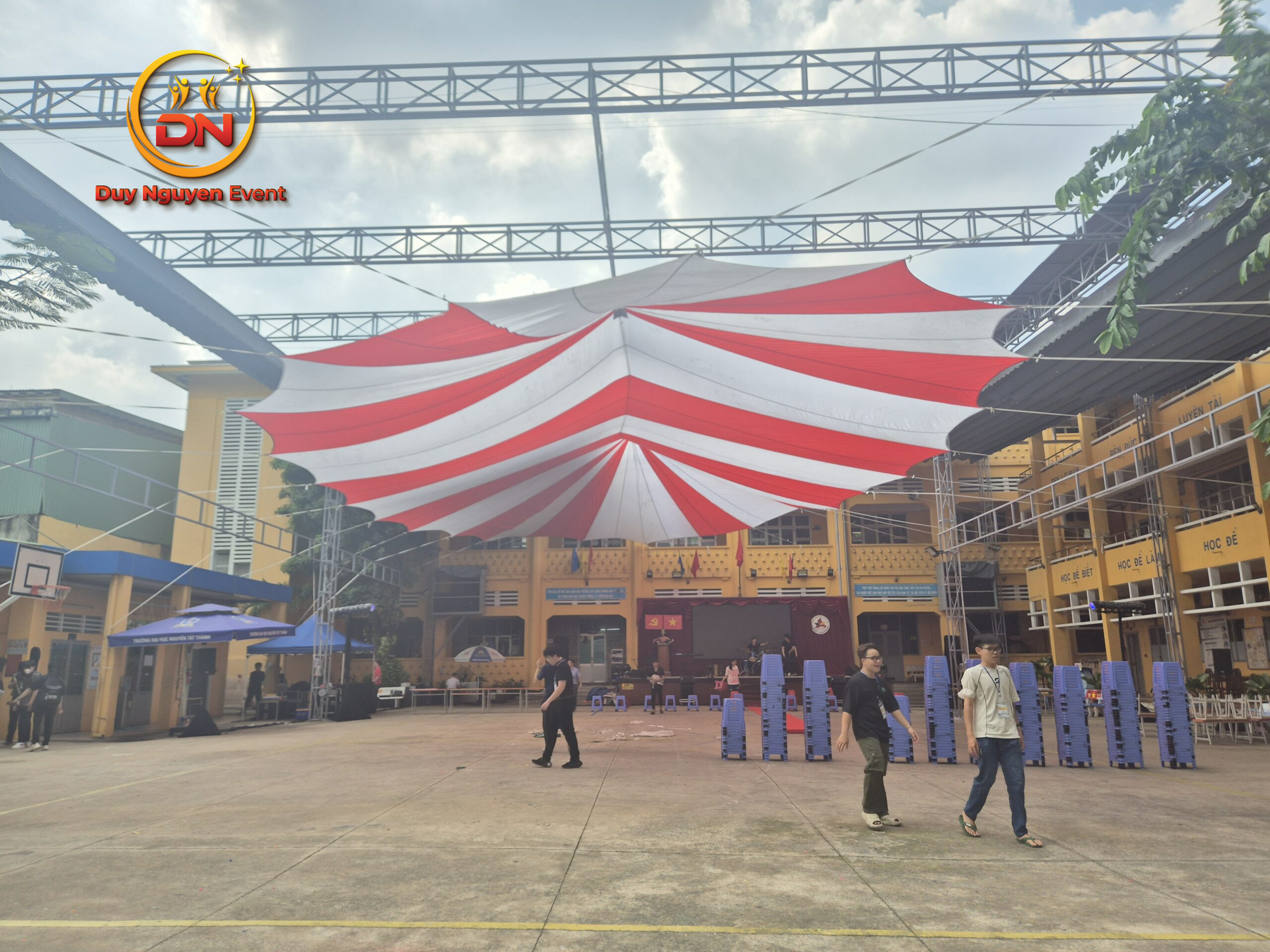 Dù che sự kiện tại một trường THPT ở Quận 10