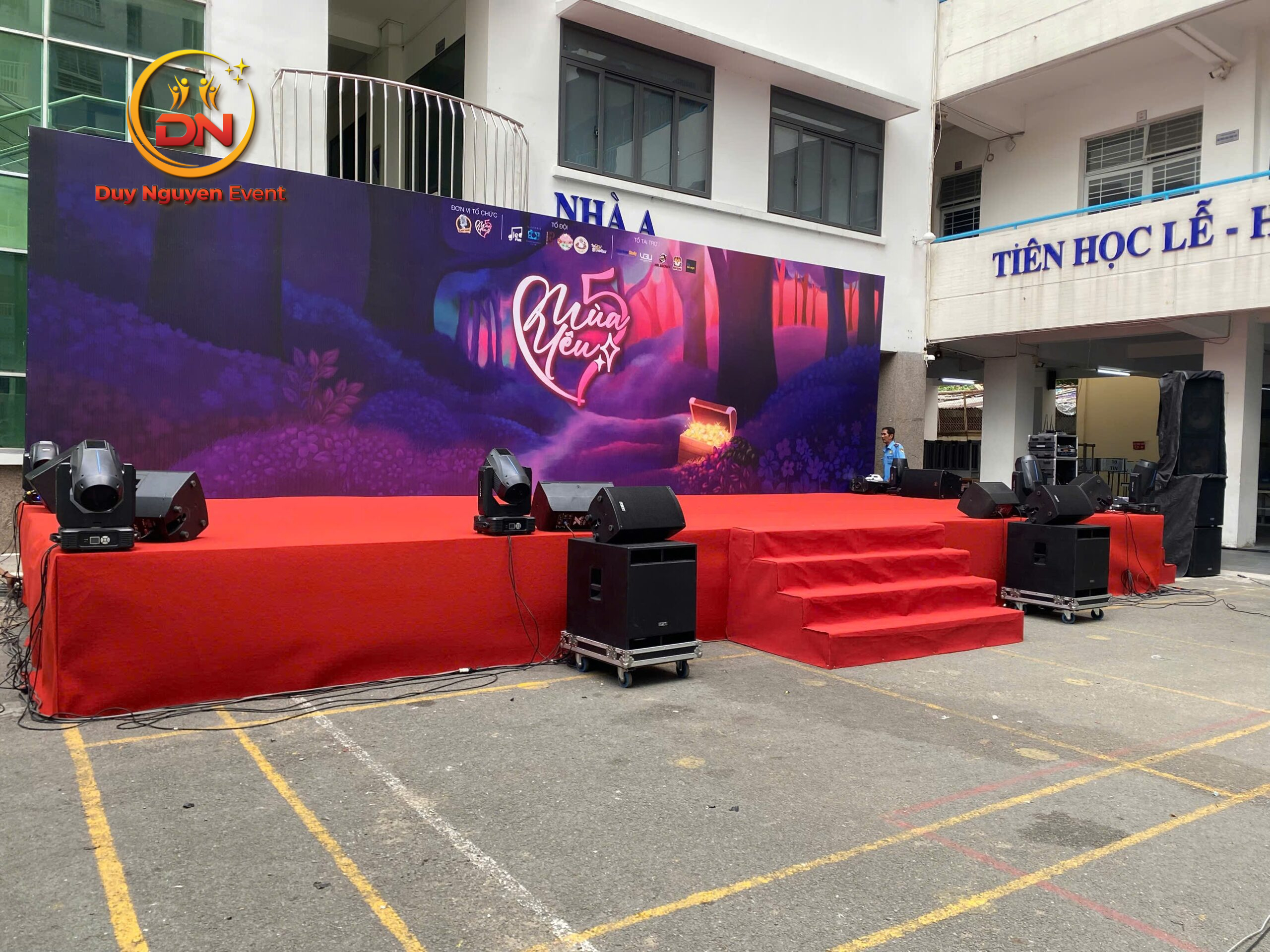 Cho thuê sân khấu tại Thành Phố Mới bao gồm thảm đỏ và bục phát biểu