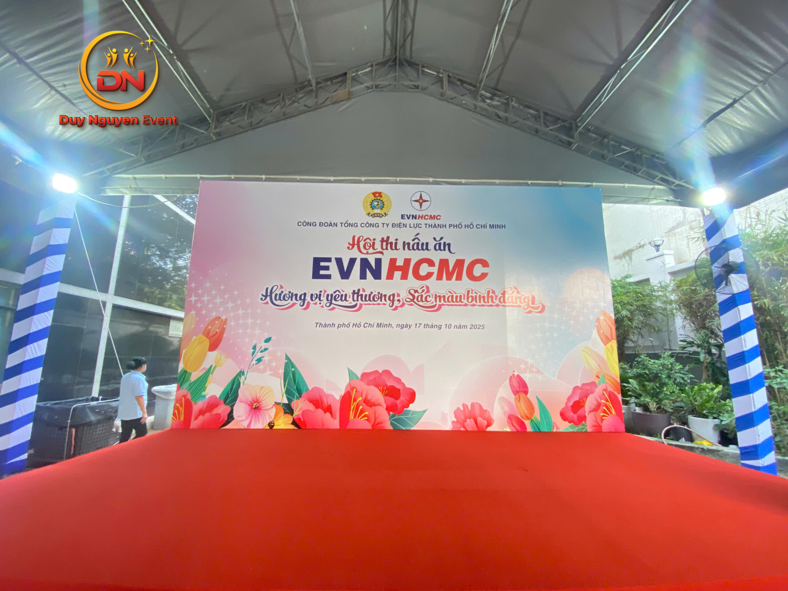 Mẫu sân khấu cơ bản trong nhà, phù hợp với ngân sách tiết kiệm