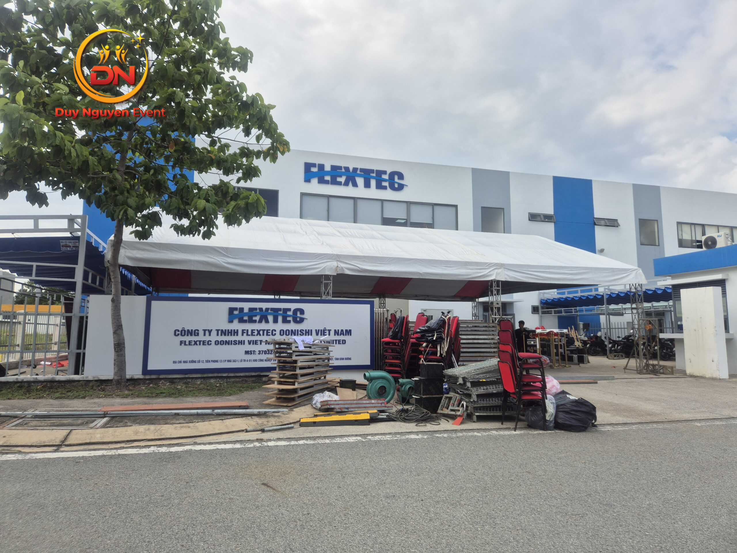 Phương pháp gia cố an toàn cho khung backdrop thuê ngoài trời.