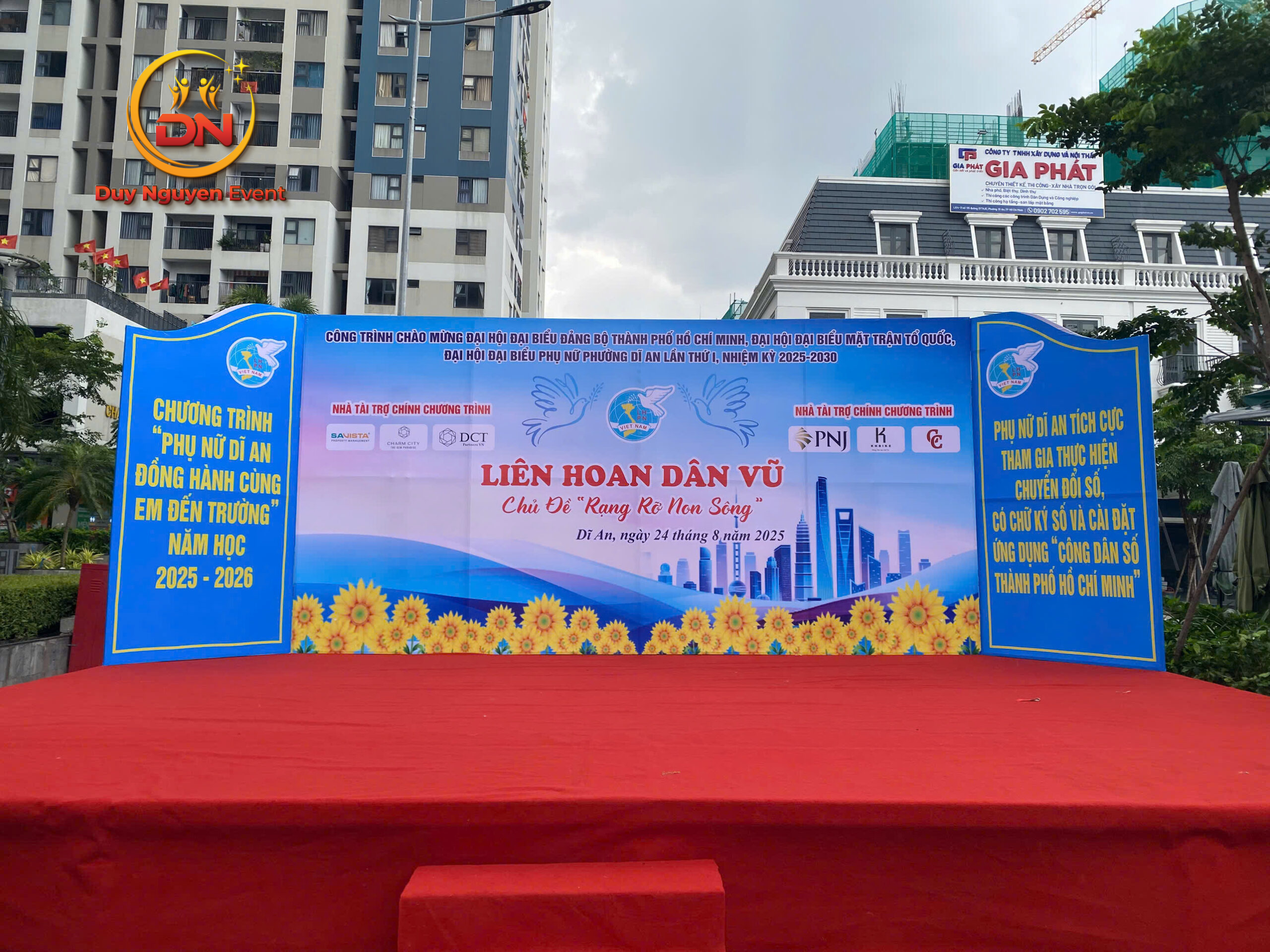 Quy trình thi công an toàn của đơn vị cho thuê khung backdrop ngoài trời tại Thành Phố Mới.