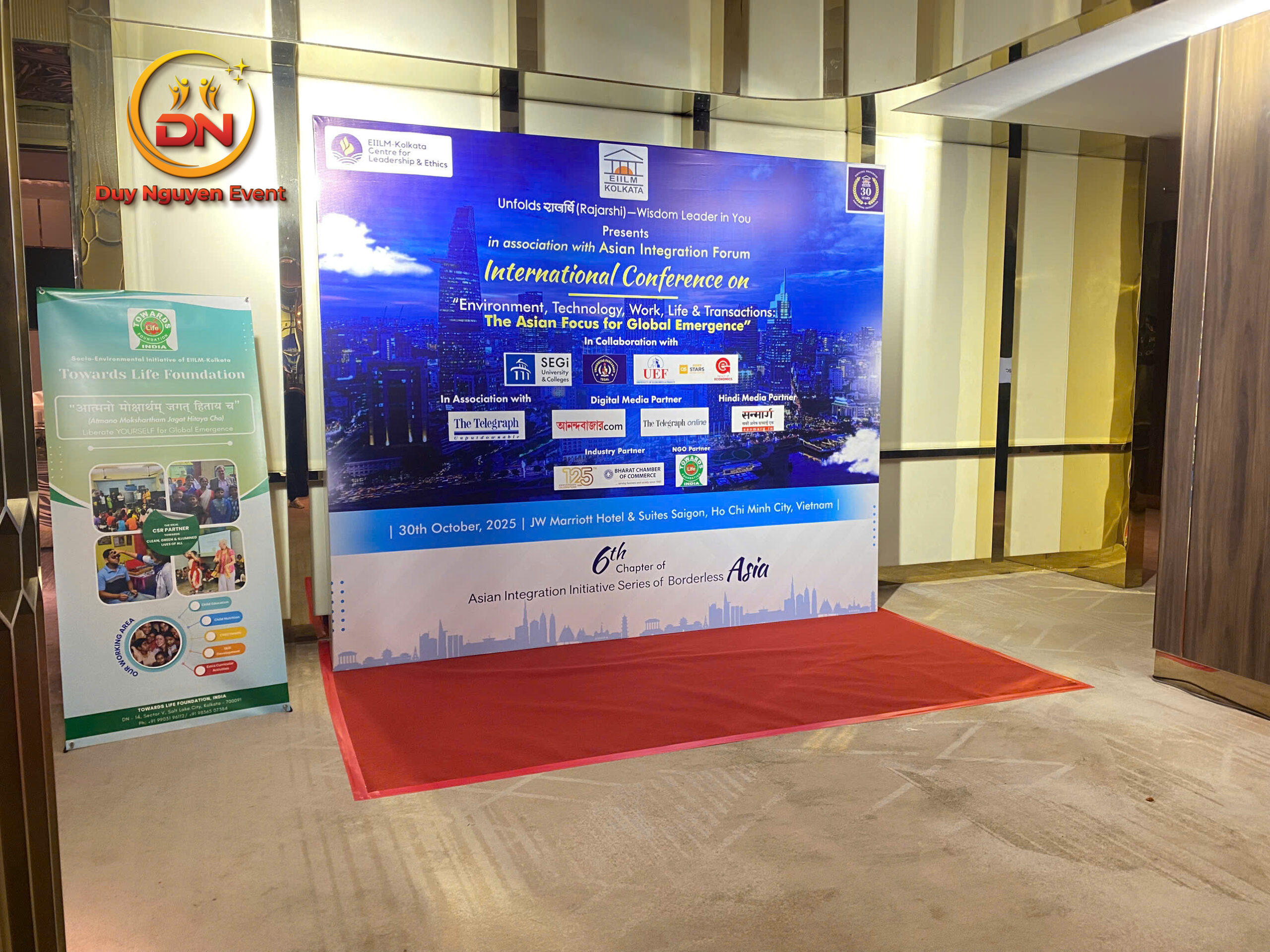 Khách mời check-in tại backdrop sự kiện ấn tượng.