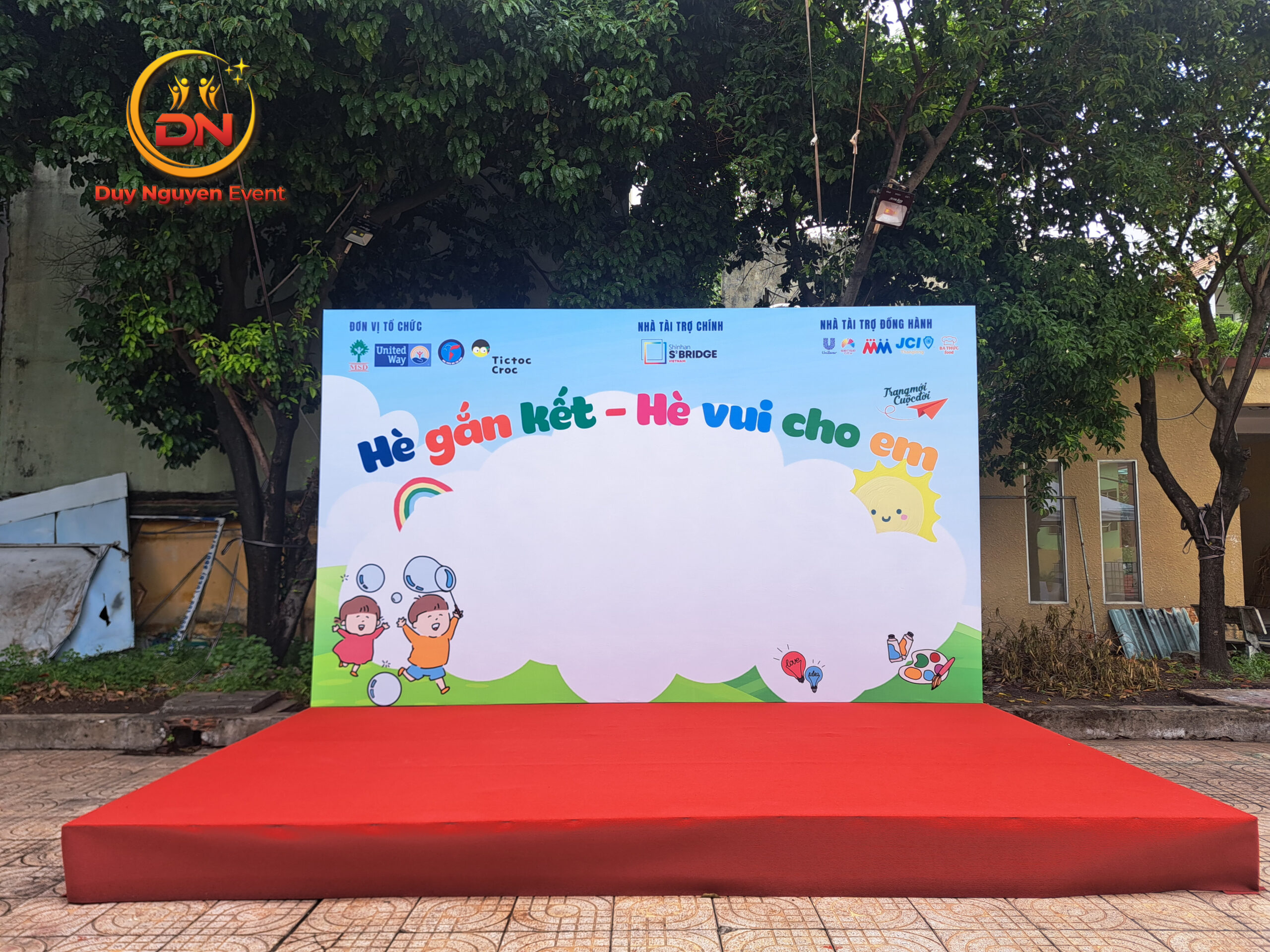 So sánh chất liệu in backdrop Hiflex và PP sắc nét.