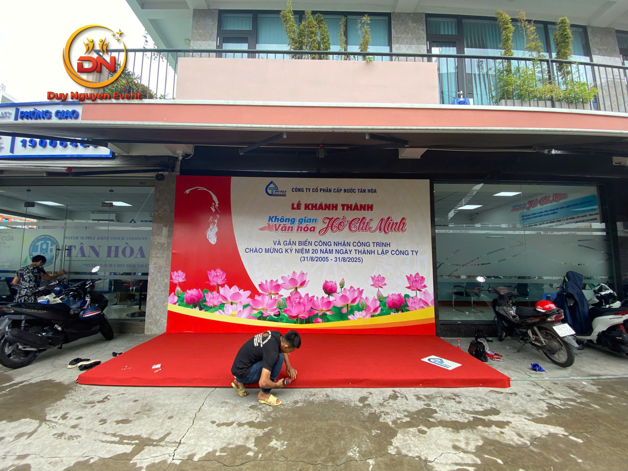 Đội ngũ thi công backdrop chuyên nghiệp tại Quận 12 của Sự Kiện Duy Nguyễn.