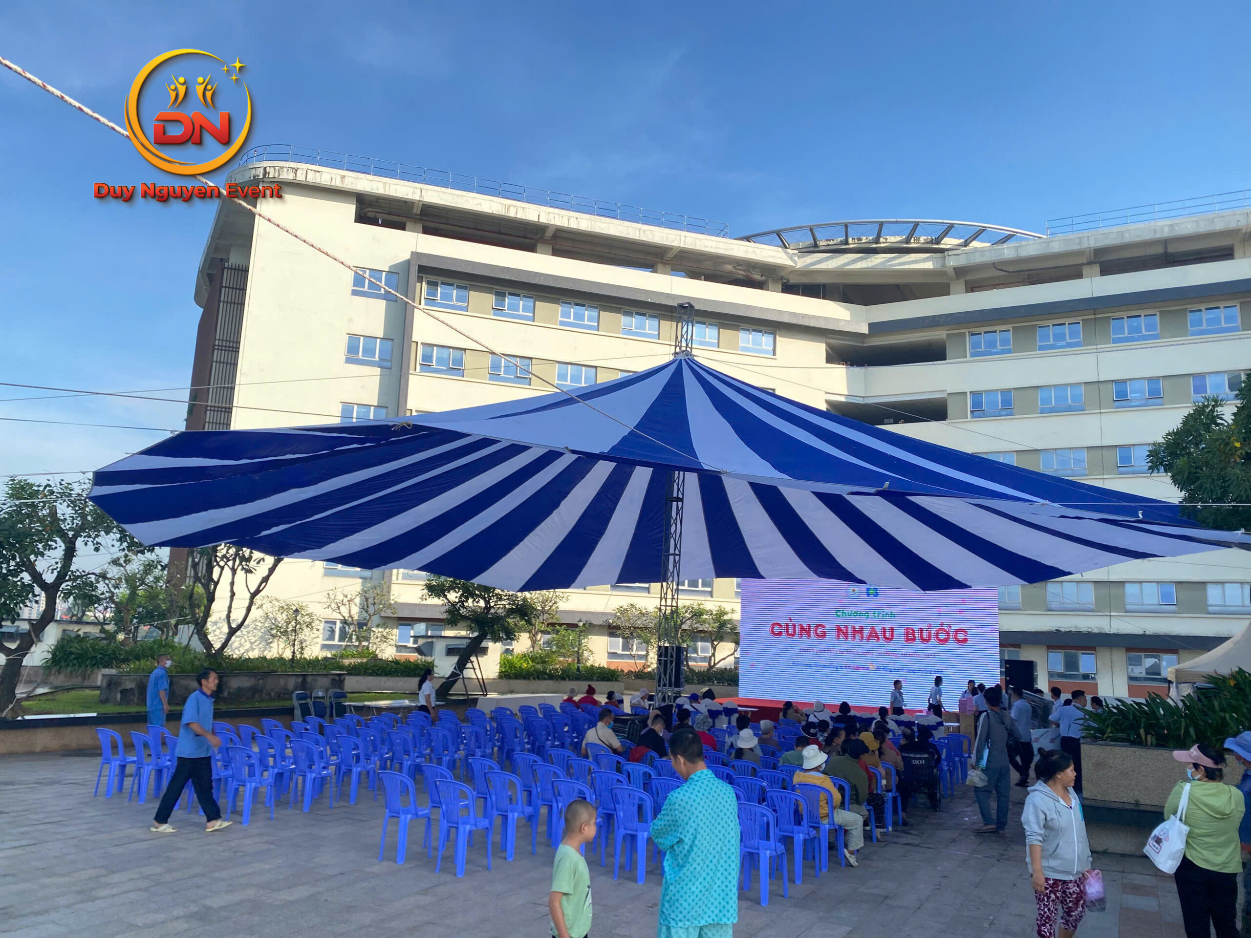 Dù lệch tâm tròn che khu vực VIP sự kiện.