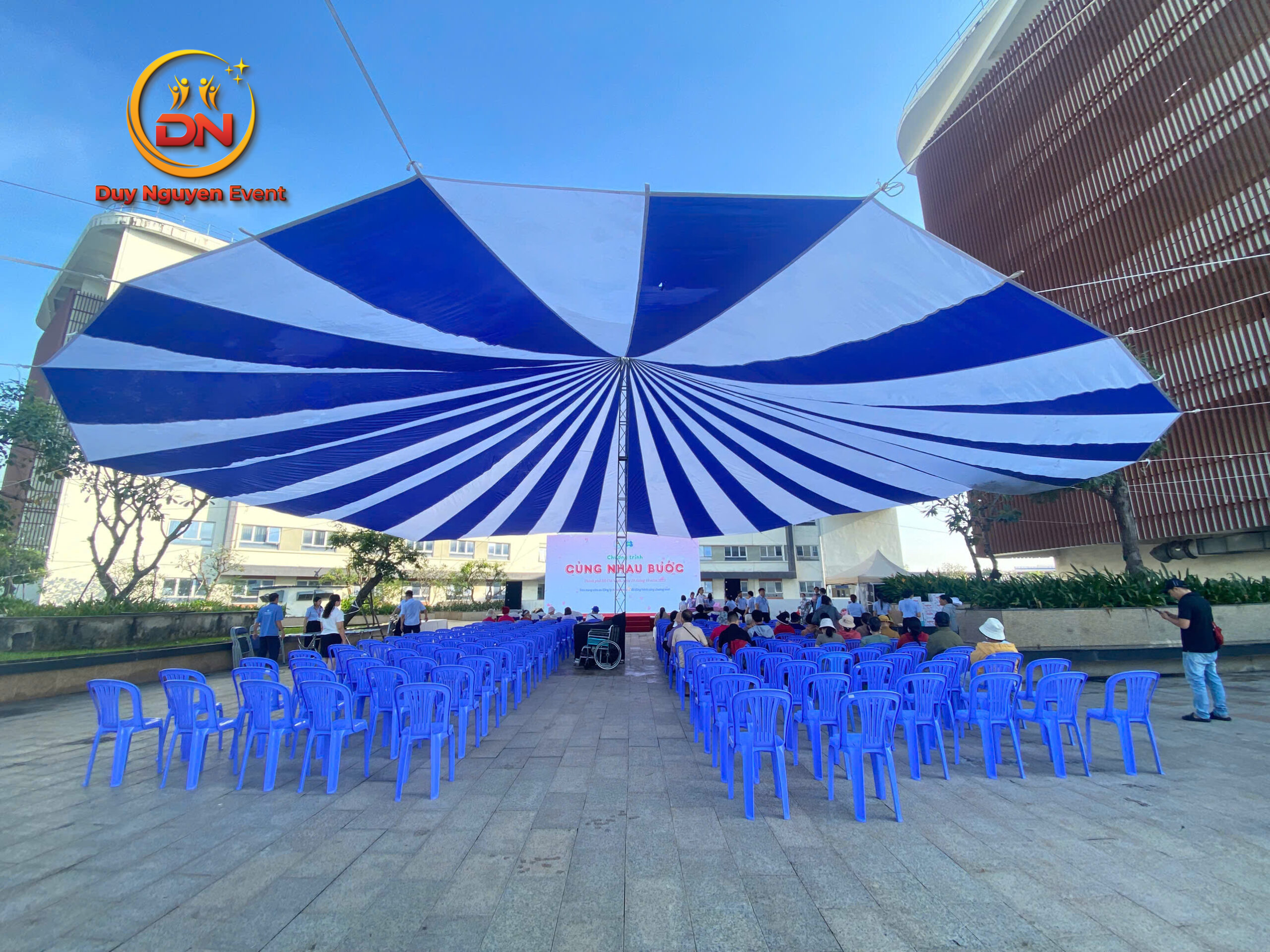 Cho thuê dù tròn lớn 1 trụ 20m tại Tân Bình cho sự kiện trường học.