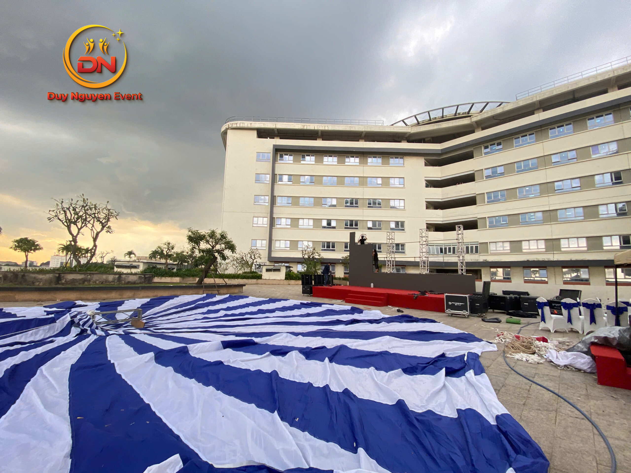 Đội ngũ Sự Kiện Duy Nguyễn lắp đặt dù che sự kiện tại quận Tân Bình.