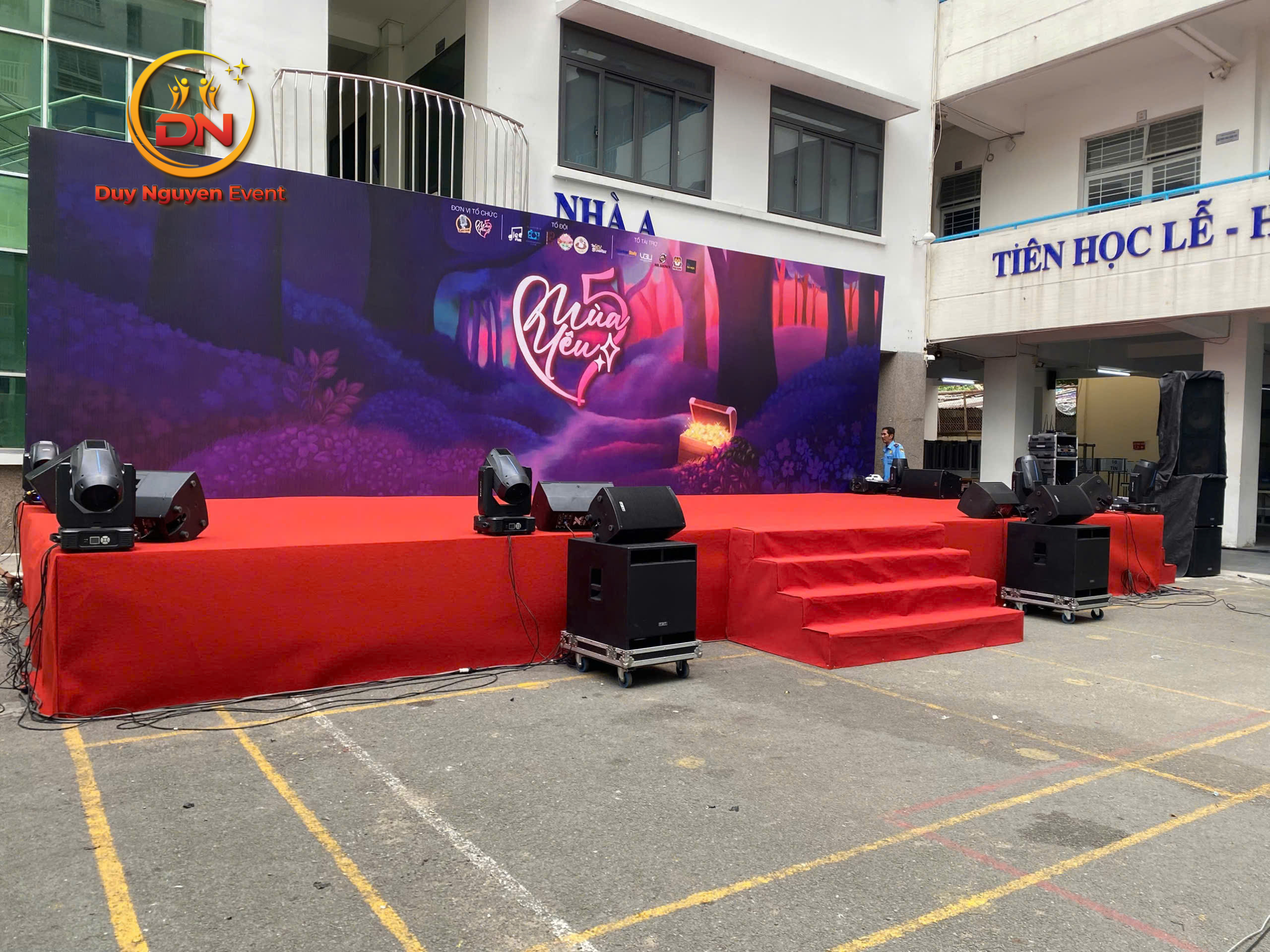 Đội ngũ kỹ thuật đang lắp đặt sân khấu di động chuyên nghiệp, an toàn tại Bình Tân.