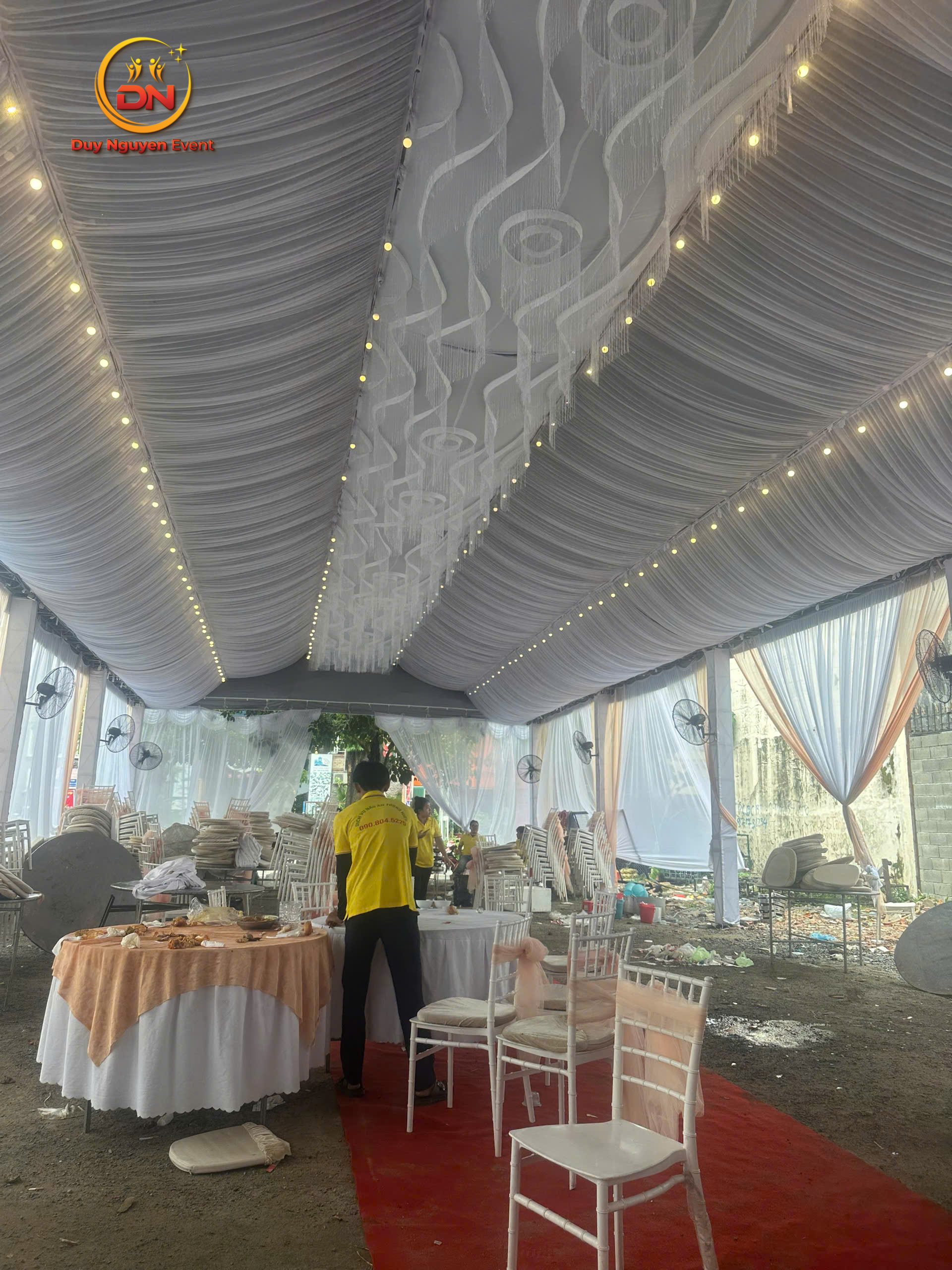 Dịch vụ cho thuê rạp sự kiện cưới tại Quận 12 với mẫu rạp tông trắng sang trọng, hiện đại.