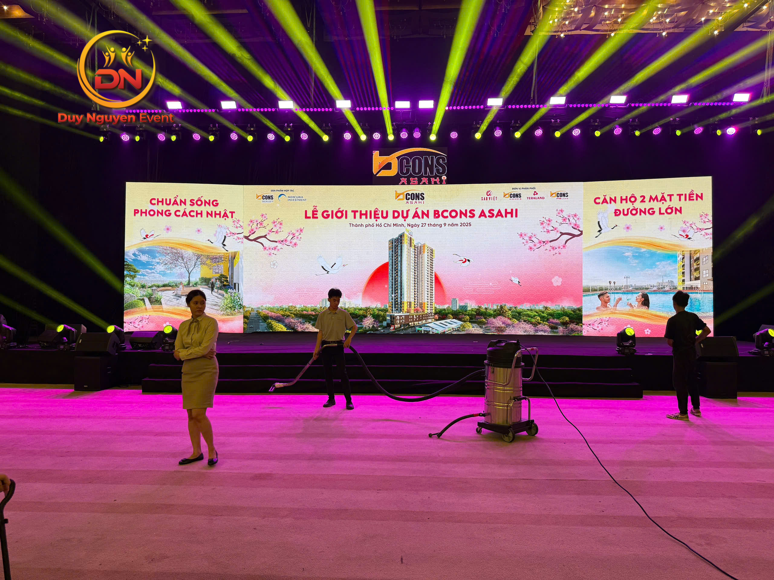 Đội ngũ kỹ thuật của Sự Kiện Duy Nguyễn đang thi công backdrop.