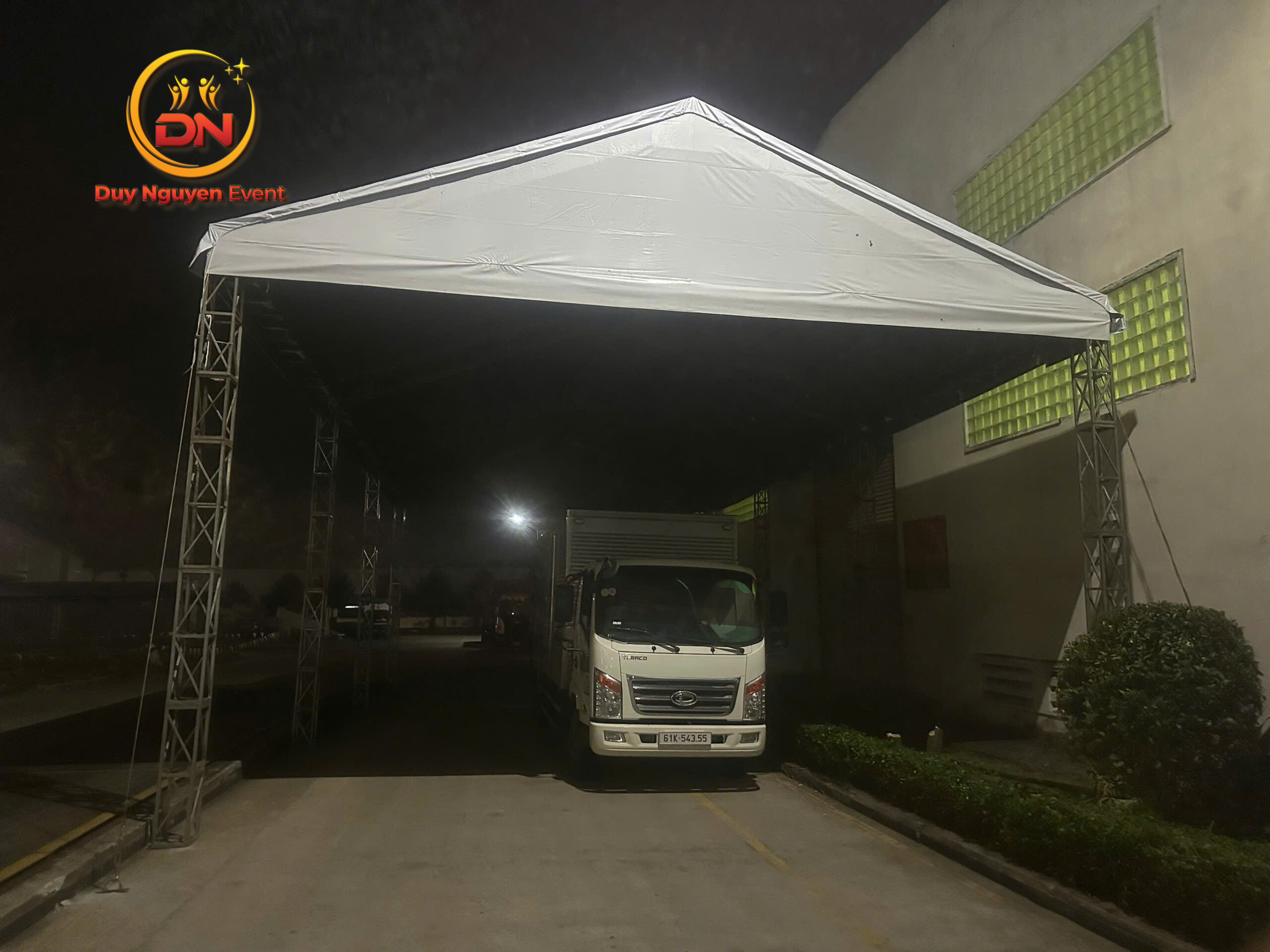 Ảnh đội ngũ Duy Nguyễn đang khảo sát, đo đạc tại một bãi đất trống ở Bình Chánh.