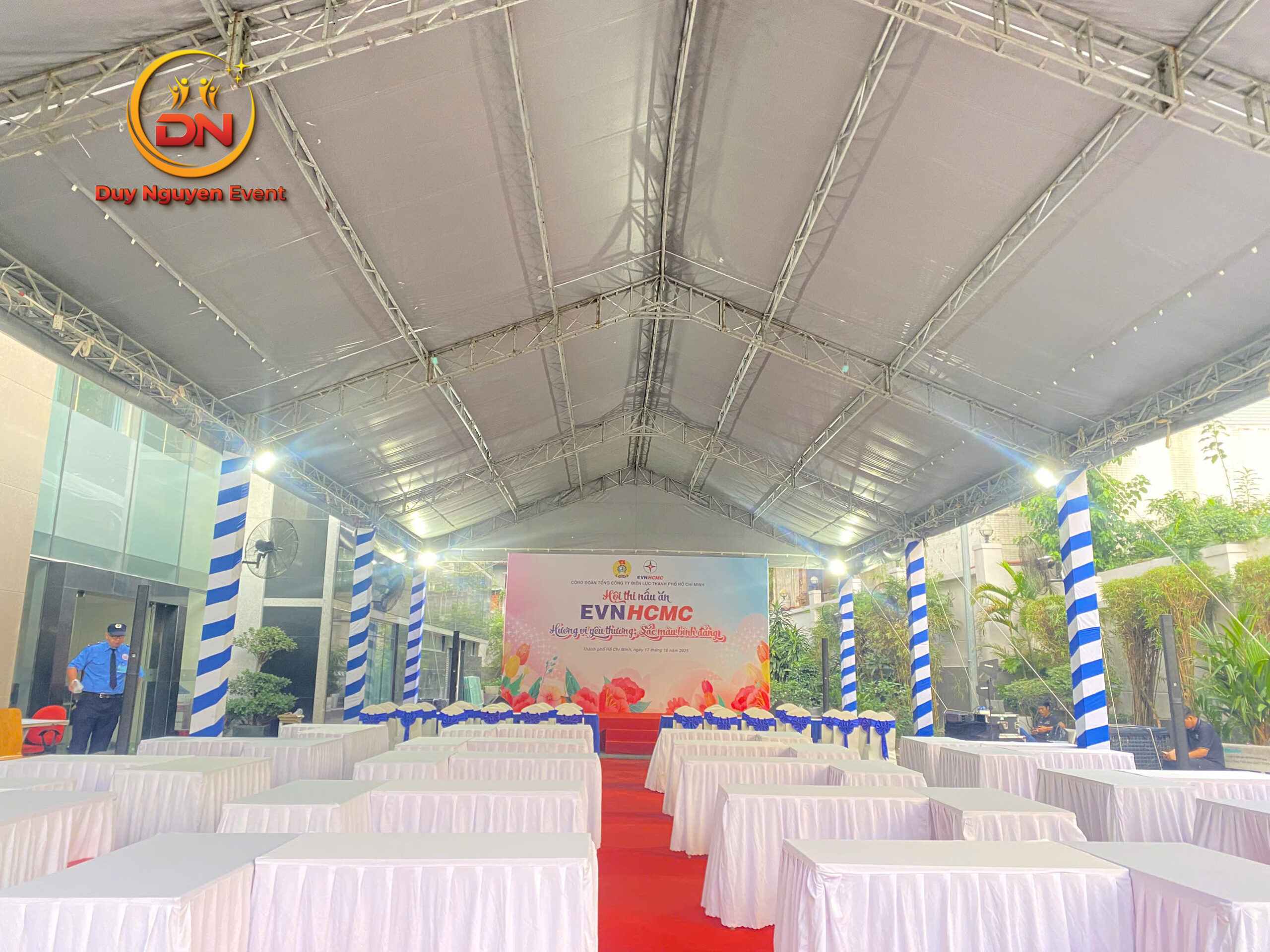 Ảnh chụp một nhà bạt không gian khẩu độ 20m hoành tráng, không có cột giữa, được set up cho sự kiện.