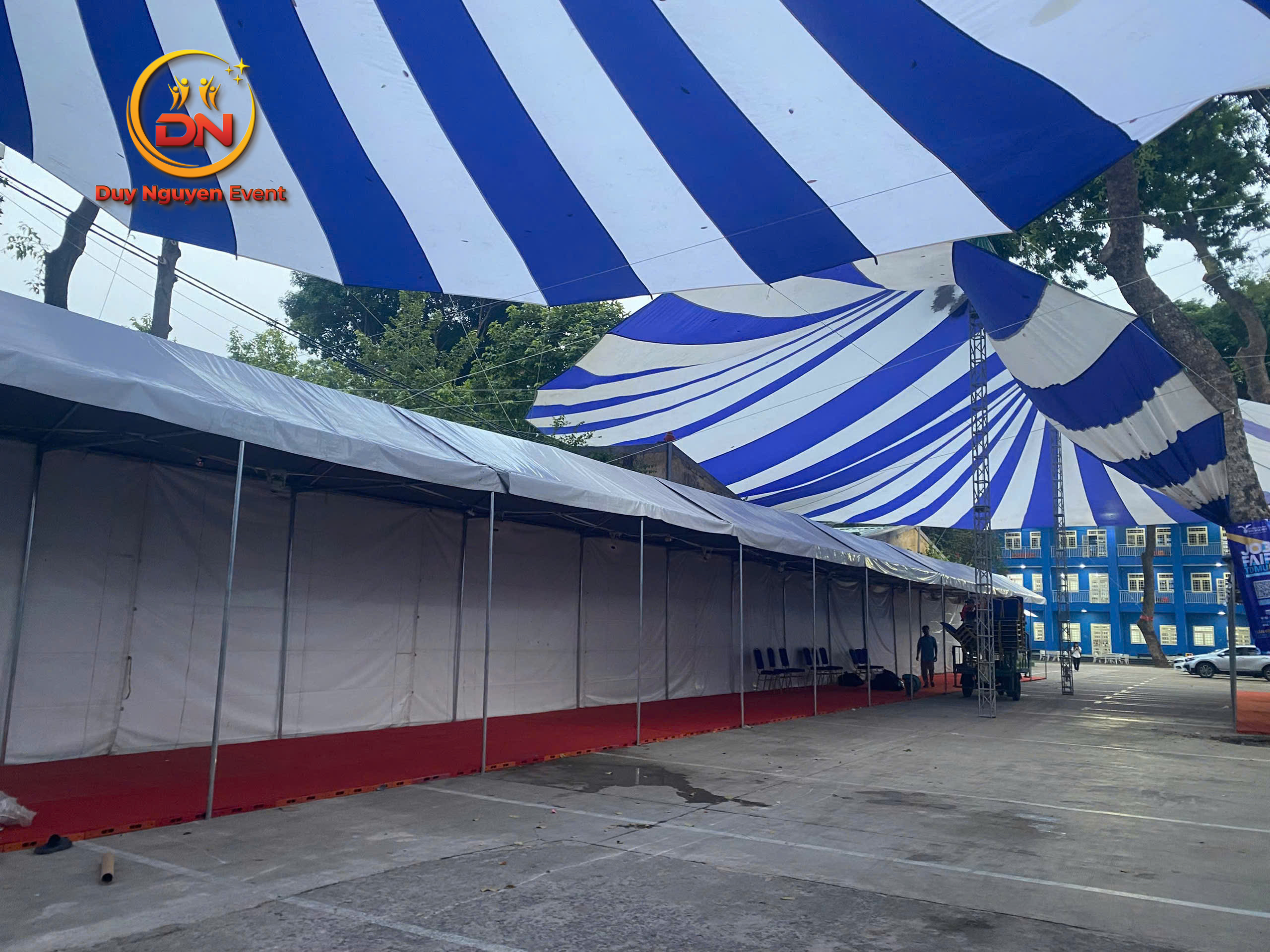 Đội ngũ Sự Kiện Duy Nguyễn lắp đặt gian hàng hội chợ tại Tân Phú