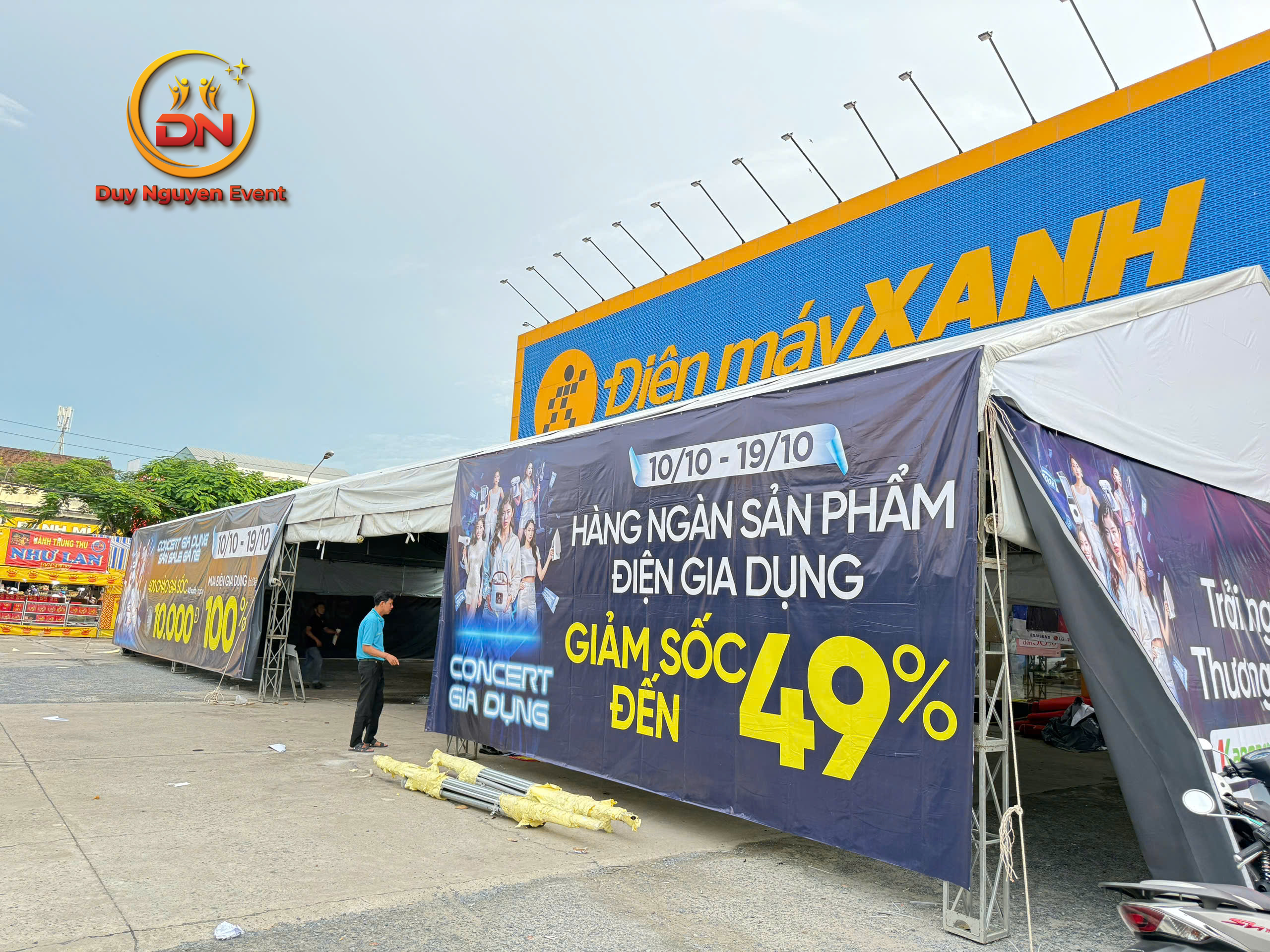 Khách mời check-in trước một backdrop sự kiện ấn tượng tại Gò Vấp.