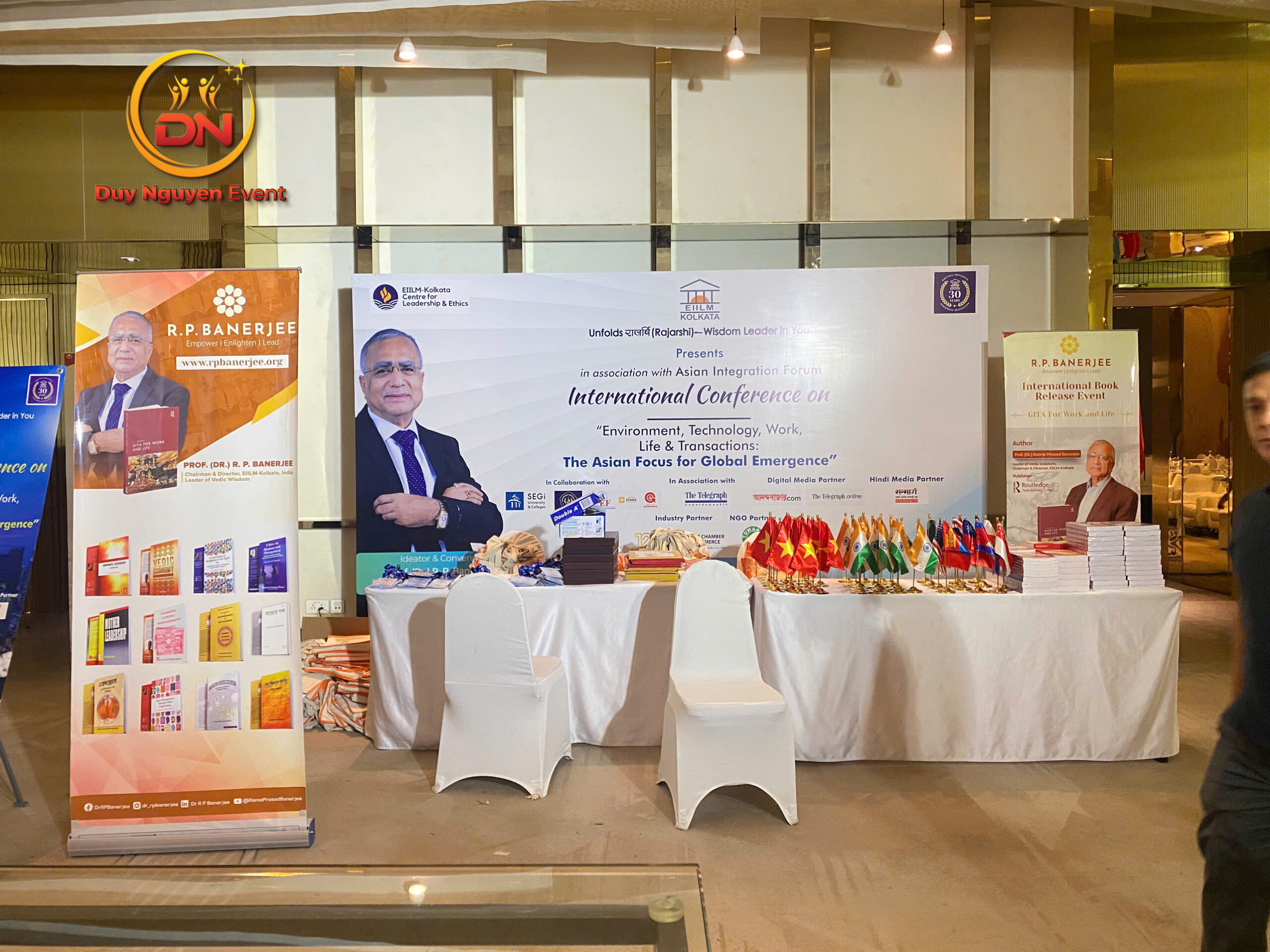 Cận cảnh thi công lắp đặt khung backdrop Hiflex giá rẻ tại Gò Vấp.