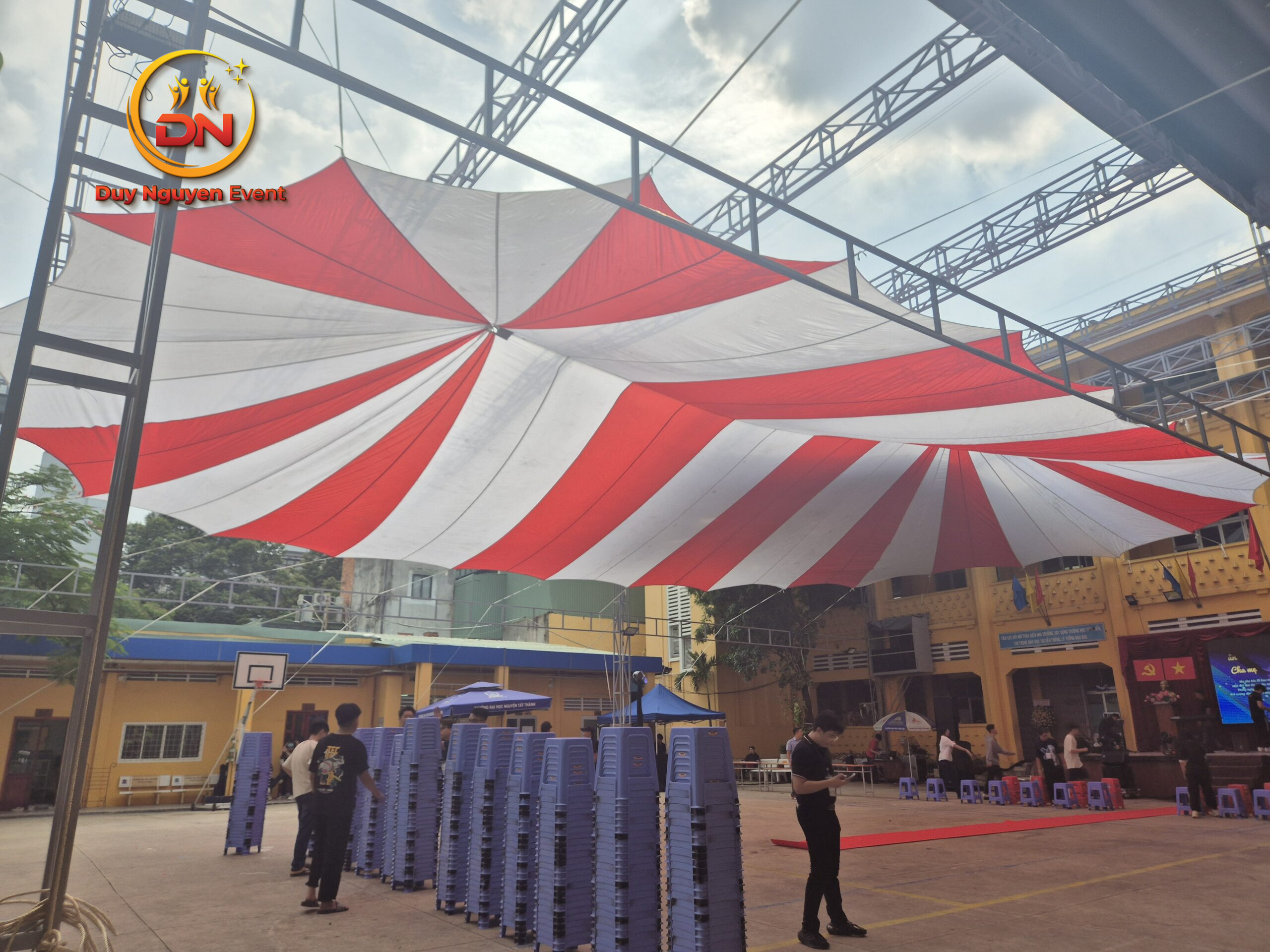 Gia cố dù che sự kiện Cần Giờ bằng khối bê tông dằn an toàn.