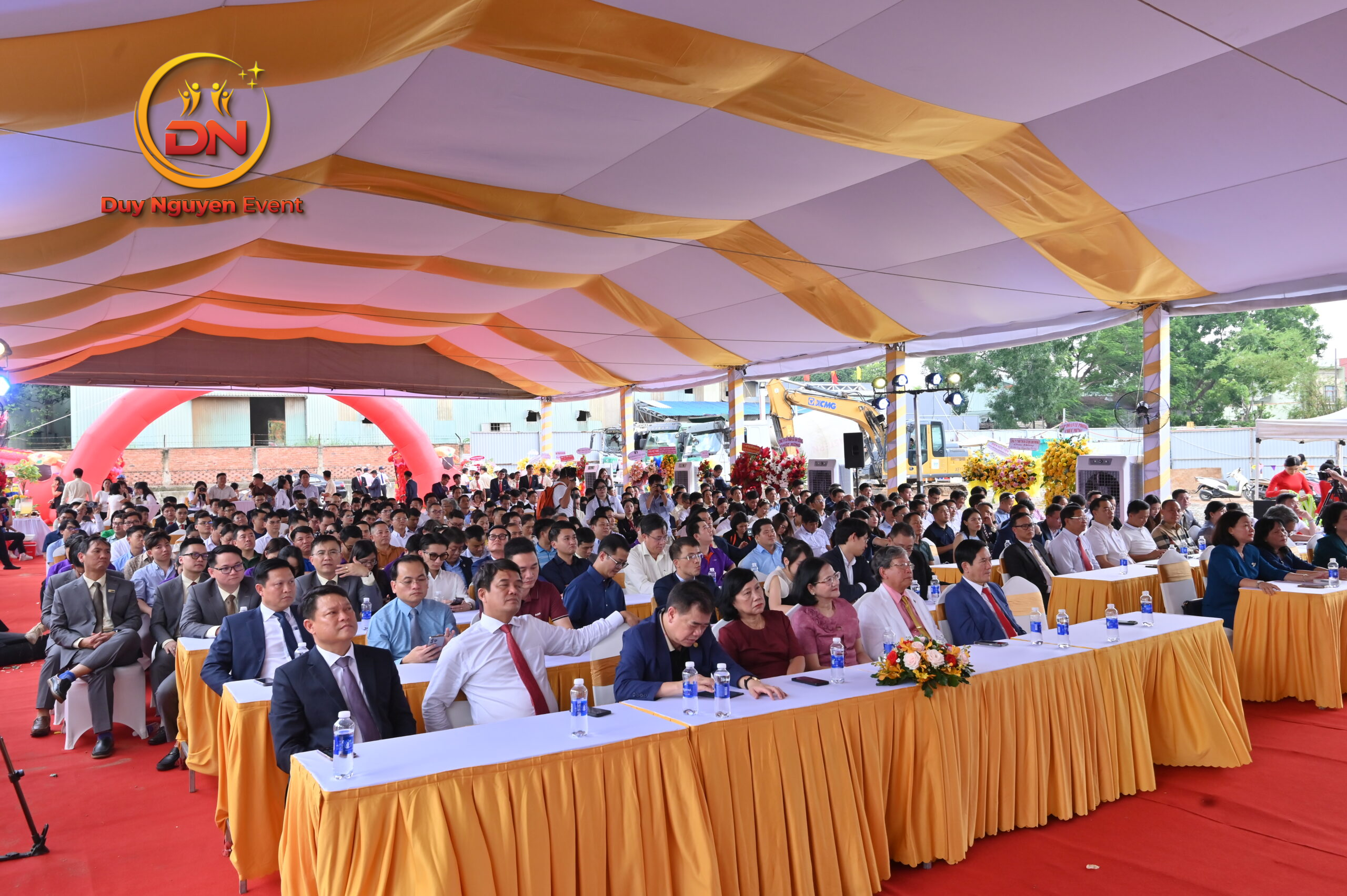 Bàn đón tiếp và ghế trang trọng cho lễ khánh thành tại Long An