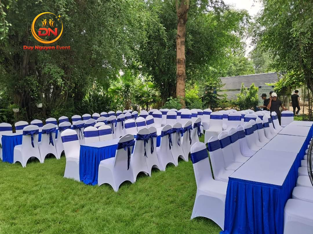 Bàn ghế ngoài trời bền bỉ cho lễ khánh thành